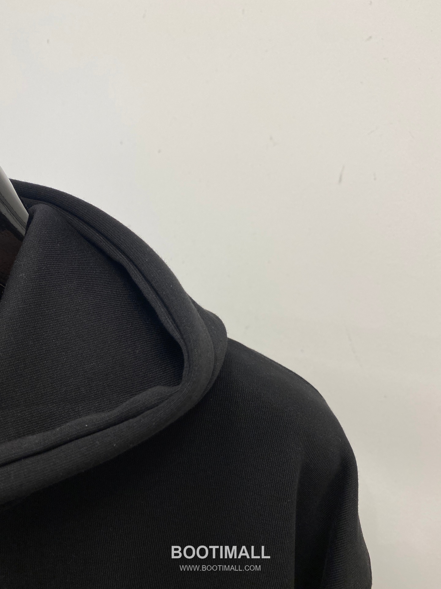 Louis Vuitton Logo Print Fleece-Lined Cotton Sweatshirt Black 루이비통 로고 프린트 기모 안감 코튼 스웨트셔츠 블랙 3