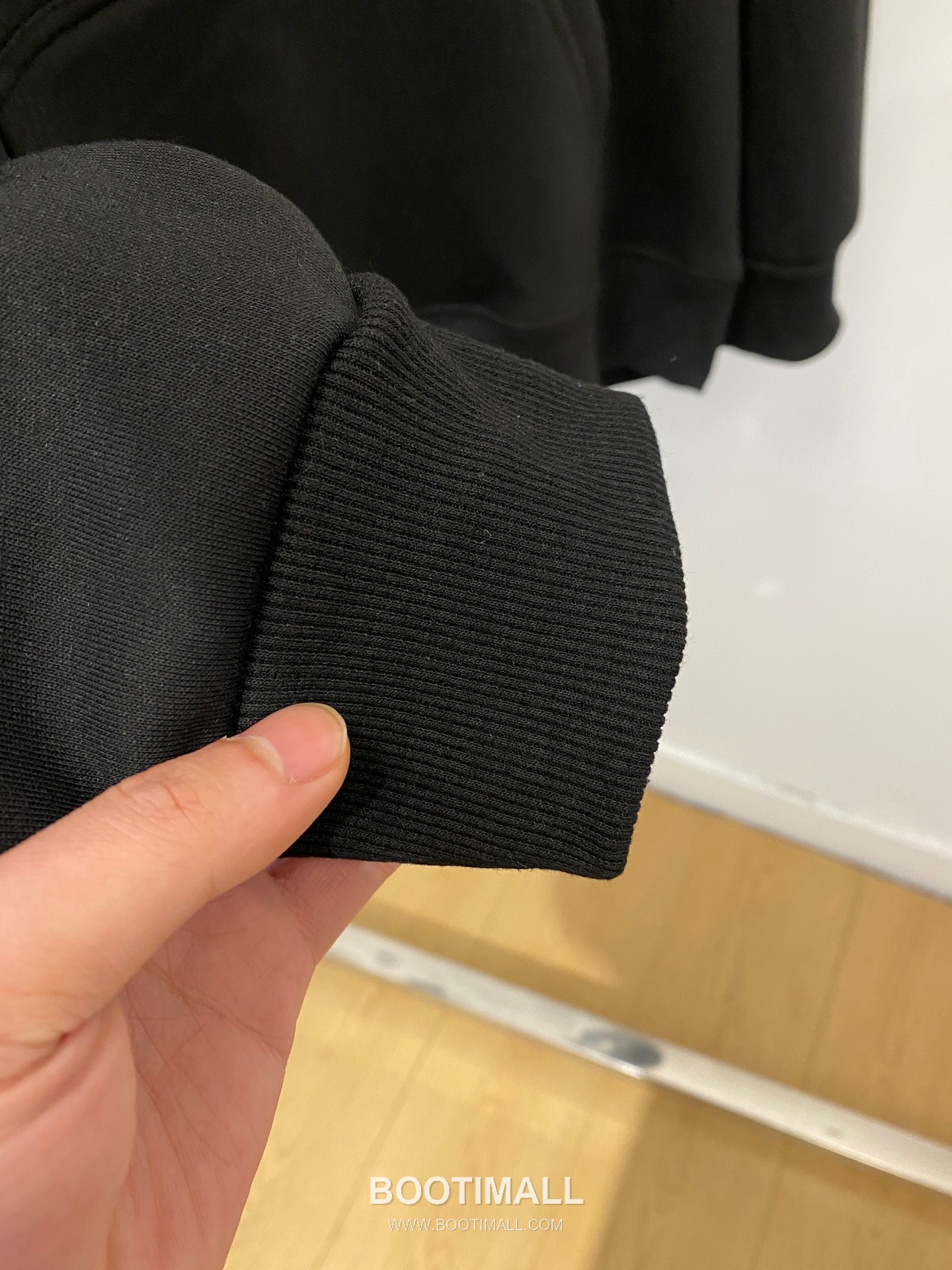 Louis Vuitton Logo Print Fleece-Lined Cotton Sweatshirt Black 루이비통 로고 프린트 기모 안감 코튼 스웨트셔츠 블랙 7