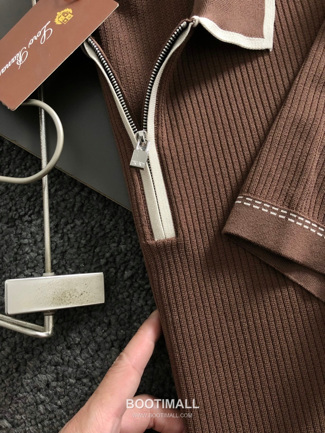 Off-White LP Striped Contrast Zip Short Sleeve Polo Shirt Brown LP 스트라이프 배색 지퍼 반팔 폴로 셔츠 브라운 3