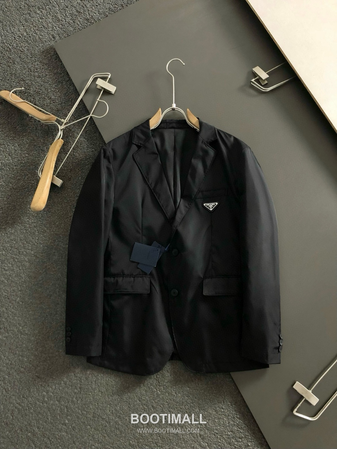 Prada Metal Triangle Logo Tailored Blazer Short Sleeve Black 프라다 메탈 트라이앵글 로고 테일러드 블레이저 반팔 블랙 2