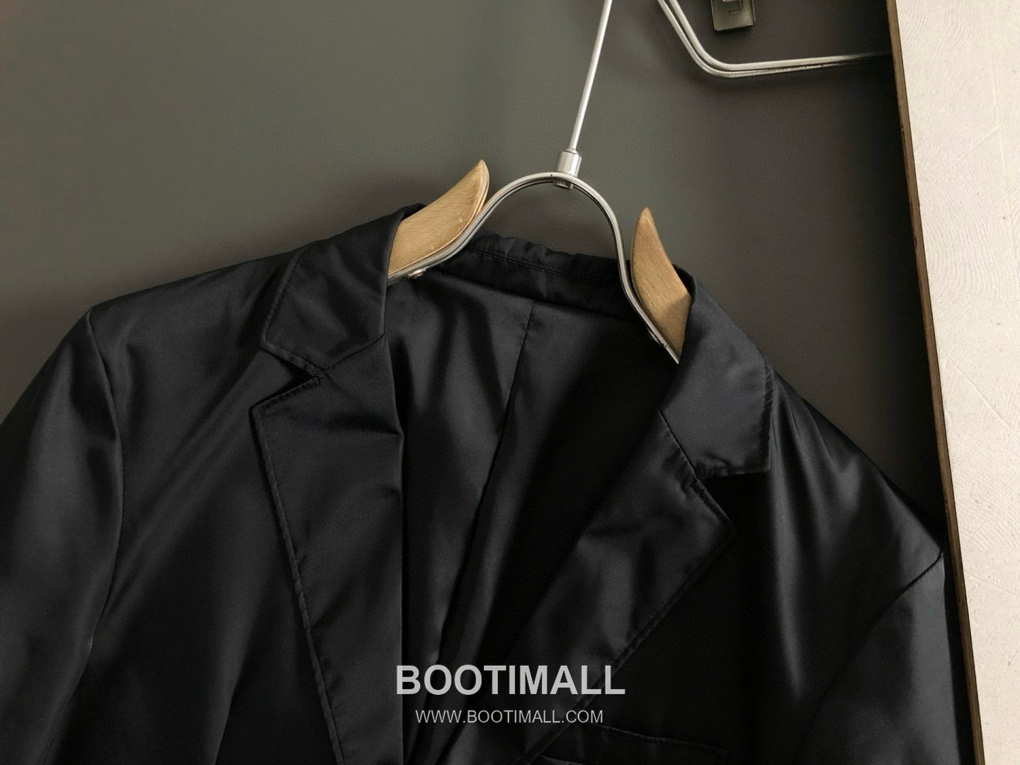 Prada Metal Triangle Logo Tailored Blazer Short Sleeve Black 프라다 메탈 트라이앵글 로고 테일러드 블레이저 반팔 블랙 4