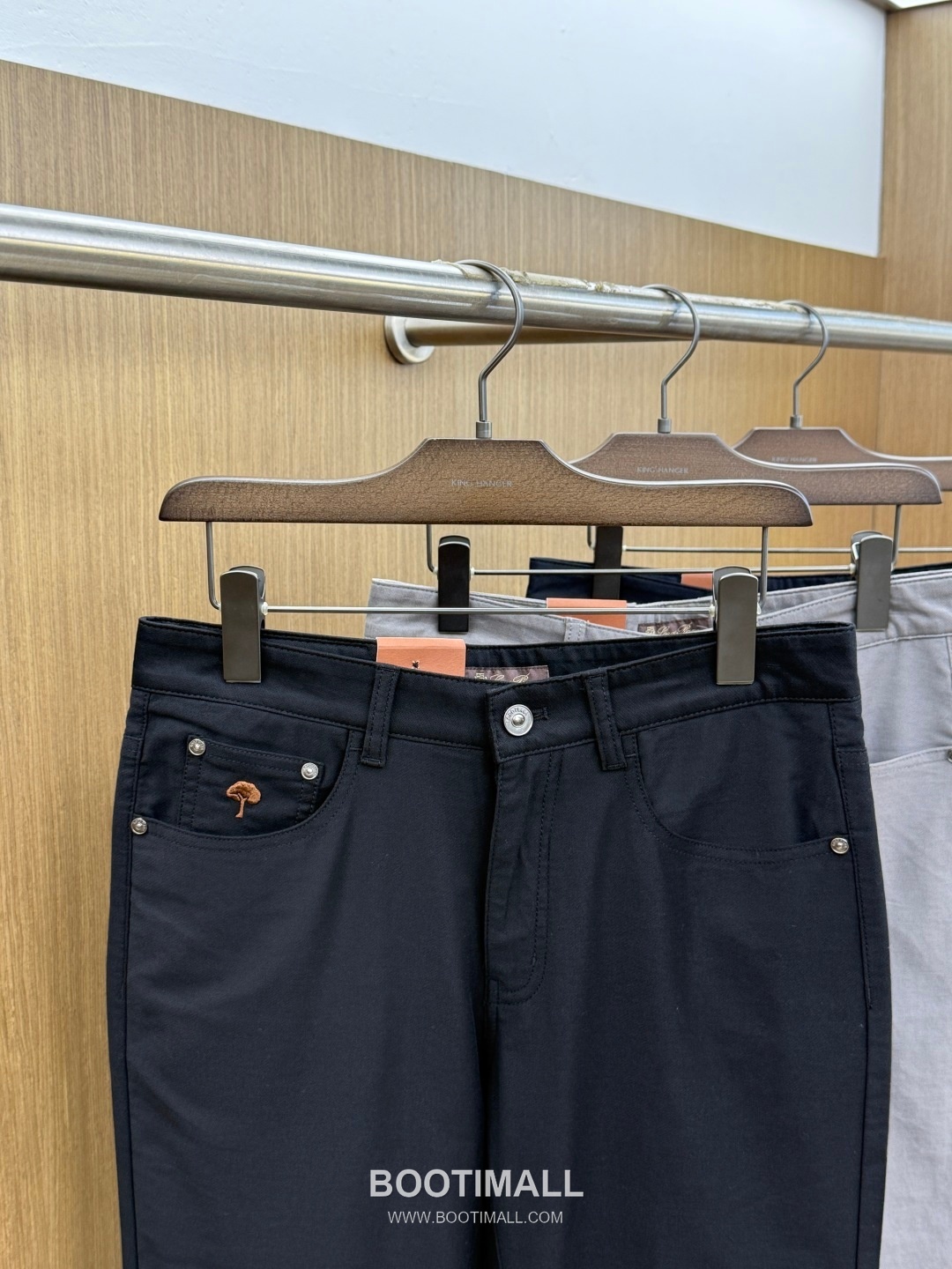 Prada 2026 Early Spring Casual Wool Trousers Black 프라다 2026 얼리 스프링 캐주얼 울 트라우저 블랙 3