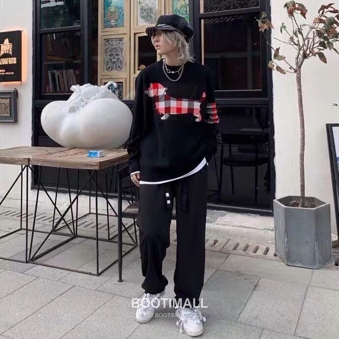 Thom Browne Check Dachshund Knit Crewneck Sweater Grey 톰브라운 체크 닥스훈트 니트 크루넥 스웨터 그레이 1922 4