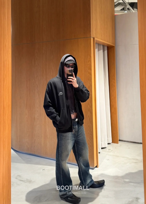 Balenciaga Embroidered Logo Washed Cotton Zip Hooded Sweatshirt Black 발렌시아가 자수 로고 워시드 코튼 집업 후드 스웨트셔츠 블랙 50076 1