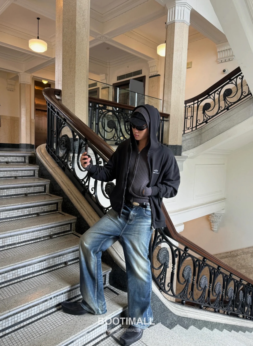 Balenciaga Embroidered Logo Washed Cotton Zip Hooded Sweatshirt Black 발렌시아가 자수 로고 워시드 코튼 집업 후드 스웨트셔츠 블랙 50076 2