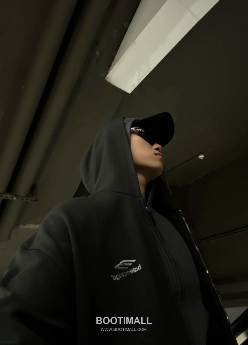 Balenciaga Embroidered Logo Washed Cotton Zip Hooded Sweatshirt Black 발렌시아가 자수 로고 워시드 코튼 집업 후드 스웨트셔츠 블랙 50076 3