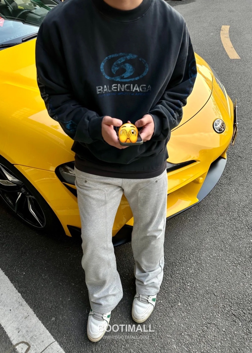 Balenciaga Surf Logo Washed Crewneck Sweatshirt Grey 발렌시아가 서프 로고 워싱 크루넥 스웨트셔츠 그레이 1512 2