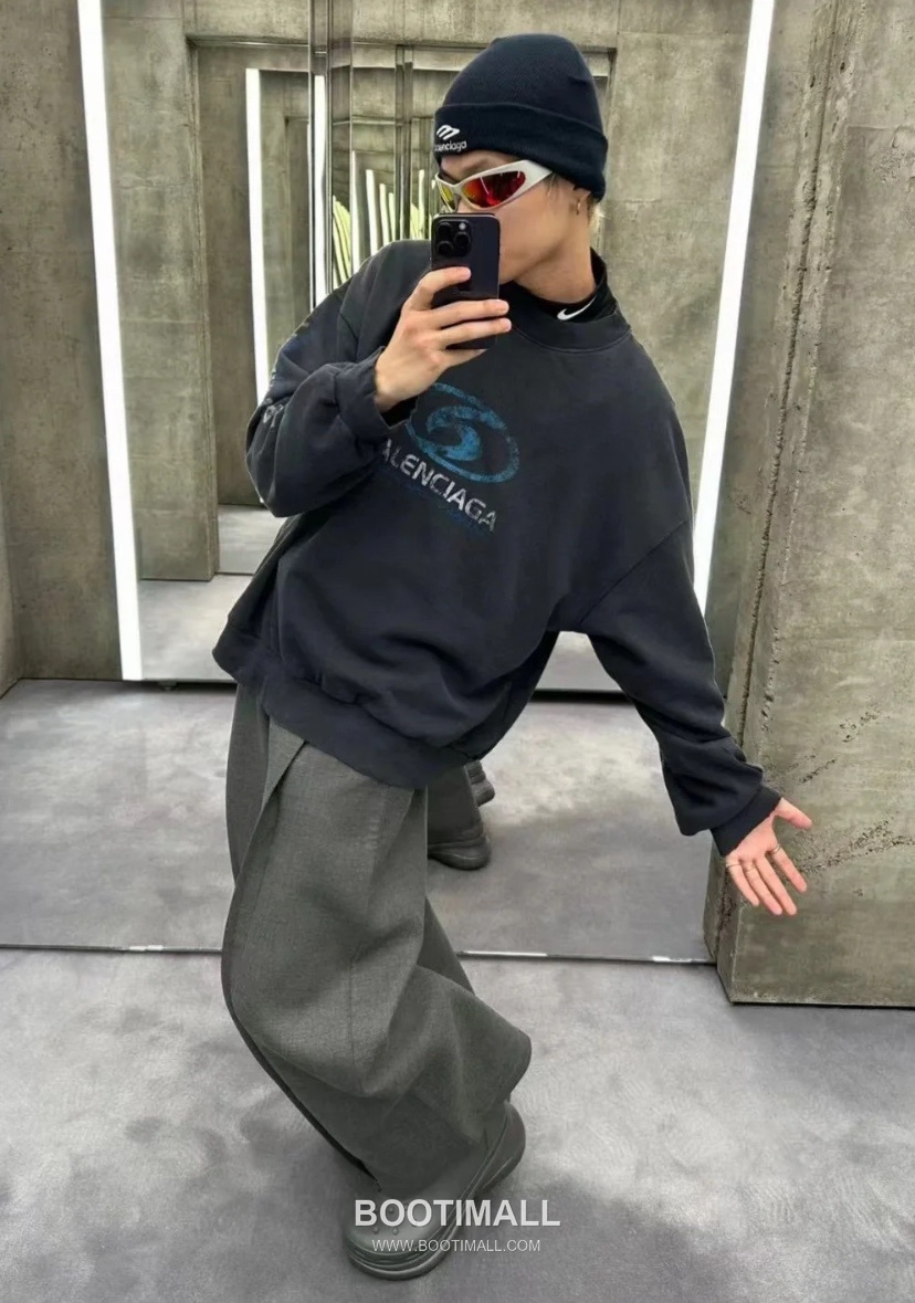 Balenciaga Surf Logo Washed Crewneck Sweatshirt Grey 발렌시아가 서프 로고 워싱 크루넥 스웨트셔츠 그레이 1512 3