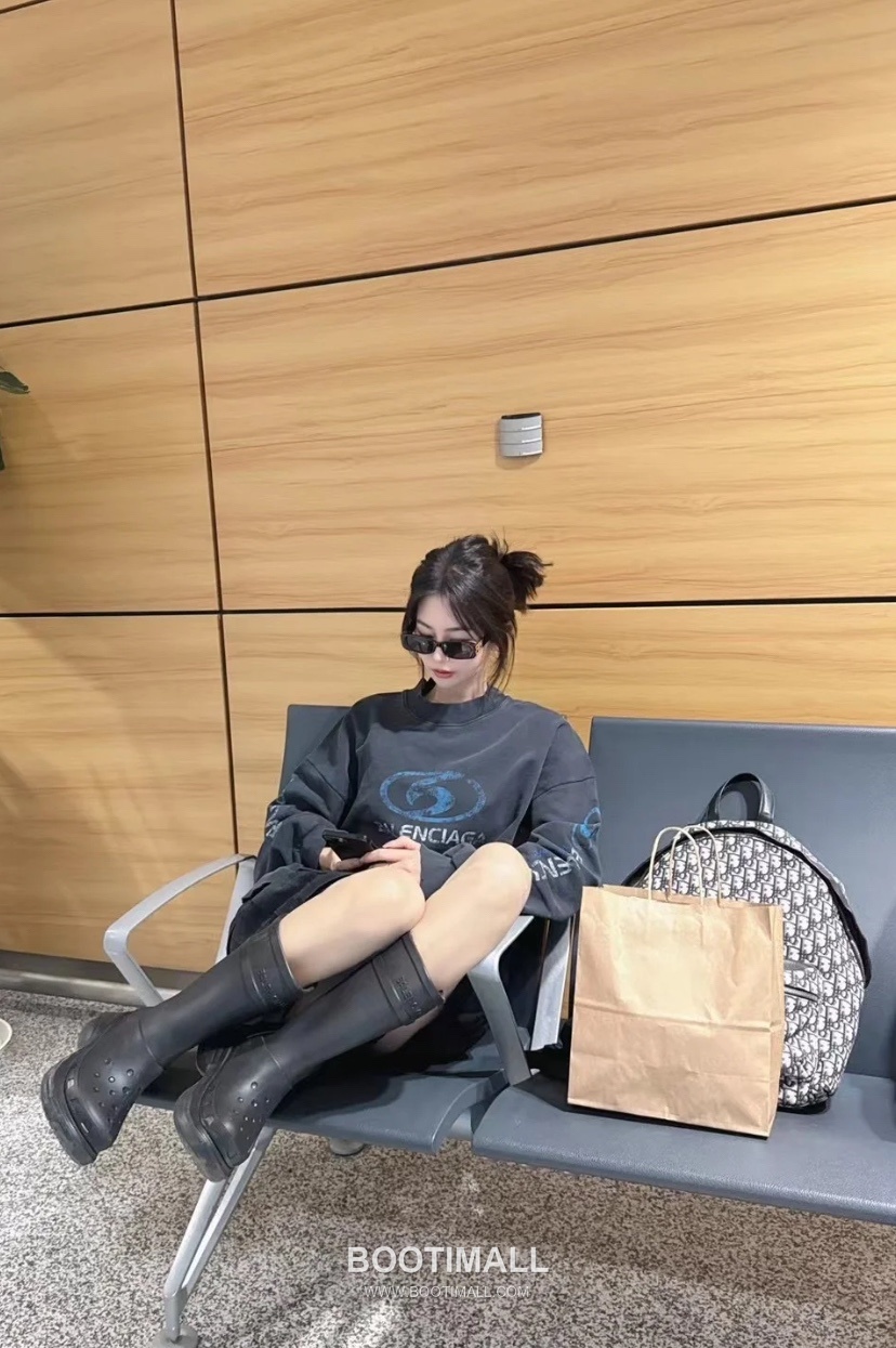 Balenciaga Surf Logo Washed Crewneck Sweatshirt Grey 발렌시아가 서프 로고 워싱 크루넥 스웨트셔츠 그레이 1512 4