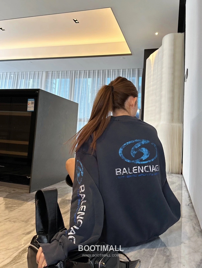 Balenciaga Surf Logo Washed Crewneck Sweatshirt Grey 발렌시아가 서프 로고 워싱 크루넥 스웨트셔츠 그레이 1512 6