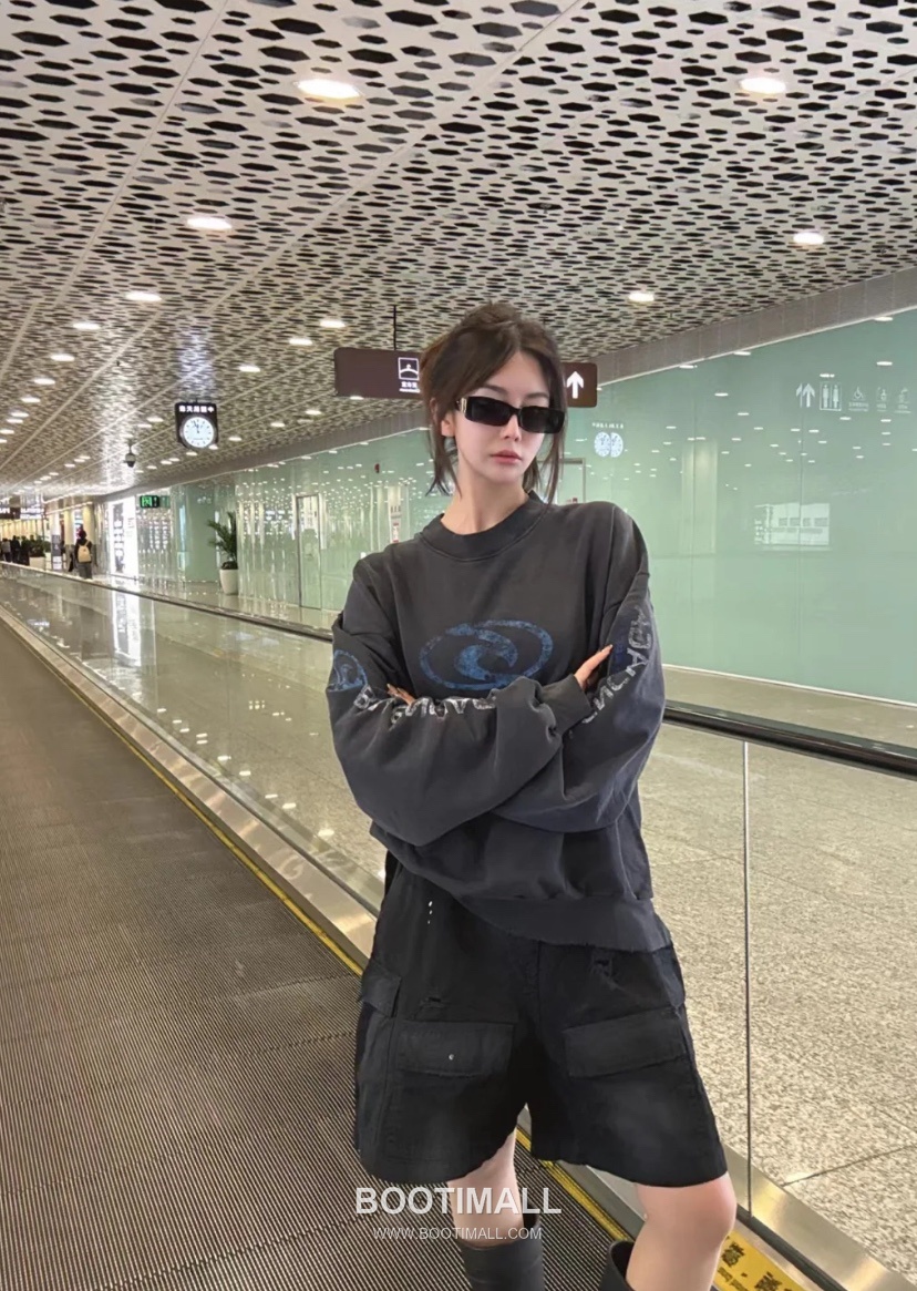 Balenciaga Surf Logo Washed Crewneck Sweatshirt Grey 발렌시아가 서프 로고 워싱 크루넥 스웨트셔츠 그레이 1512 7