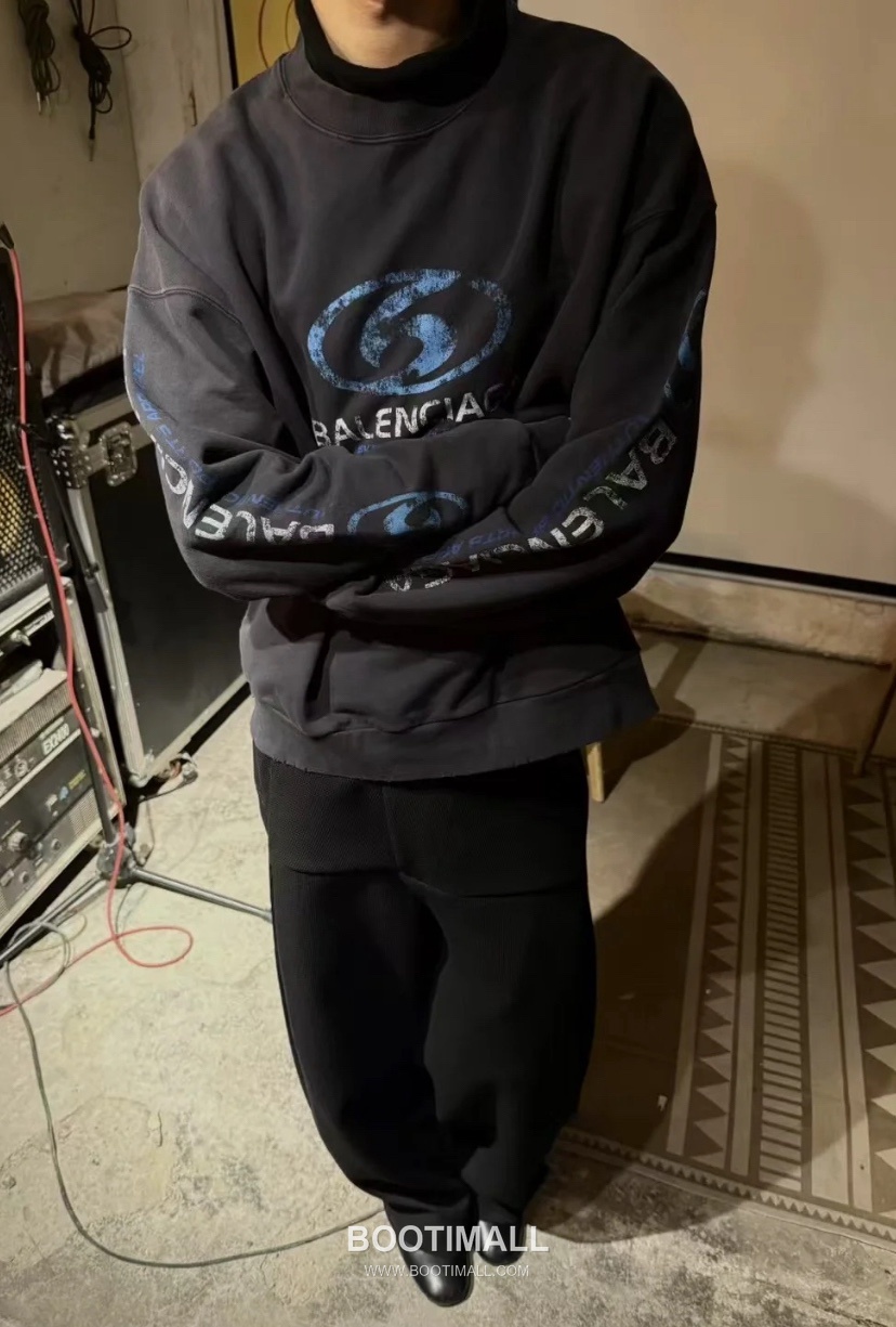 Balenciaga Surf Logo Washed Crewneck Sweatshirt Grey 발렌시아가 서프 로고 워싱 크루넥 스웨트셔츠 그레이 1512 8