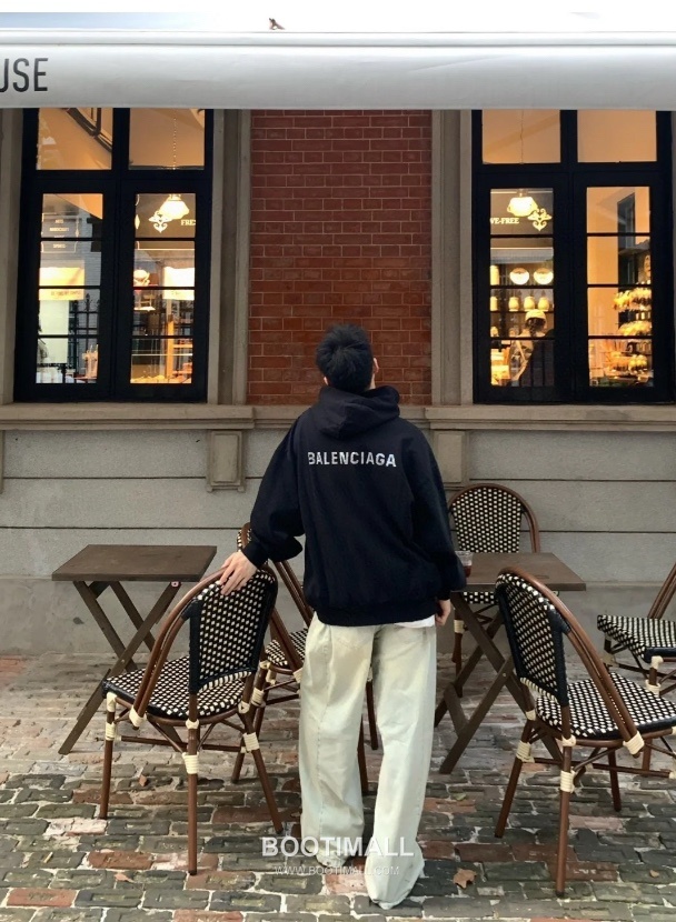 Balenciaga Distressed Rhinestone Logo Hoodie Black 발렌시아가 디스트레스드 라인스톤 로고 후드티 블랙 22052 1