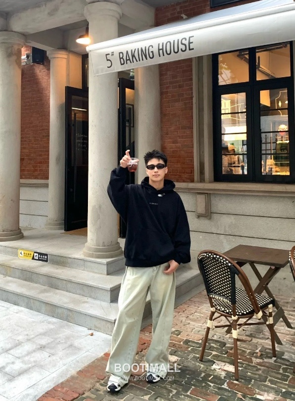 Balenciaga Distressed Rhinestone Logo Hoodie Black 발렌시아가 디스트레스드 라인스톤 로고 후드티 블랙 22052 2