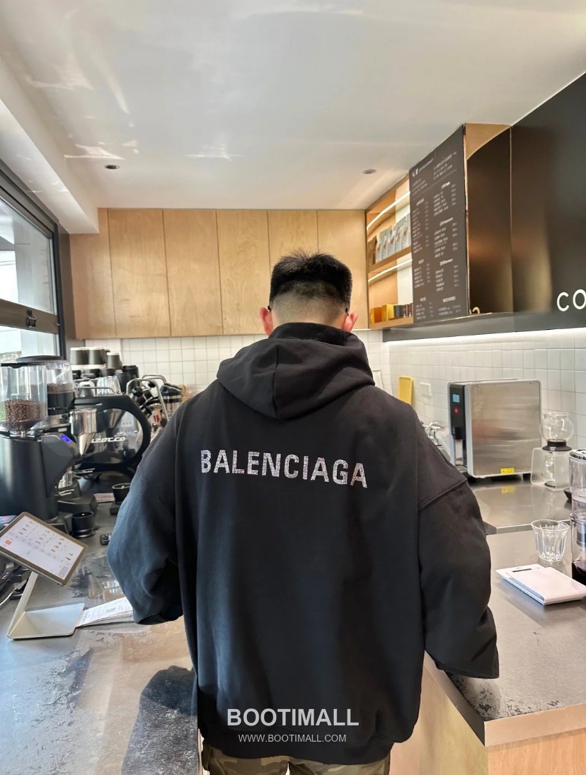 Balenciaga Distressed Rhinestone Logo Hoodie Black 발렌시아가 디스트레스드 라인스톤 로고 후드티 블랙 22052 3