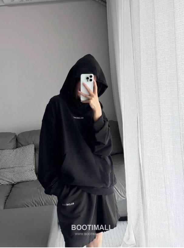 Balenciaga Distressed Rhinestone Logo Hoodie Black 발렌시아가 디스트레스드 라인스톤 로고 후드티 블랙 22052 4