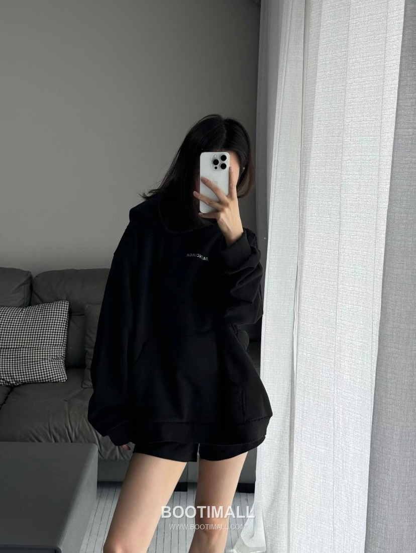 Balenciaga Distressed Rhinestone Logo Hoodie Black 발렌시아가 디스트레스드 라인스톤 로고 후드티 블랙 22052 5