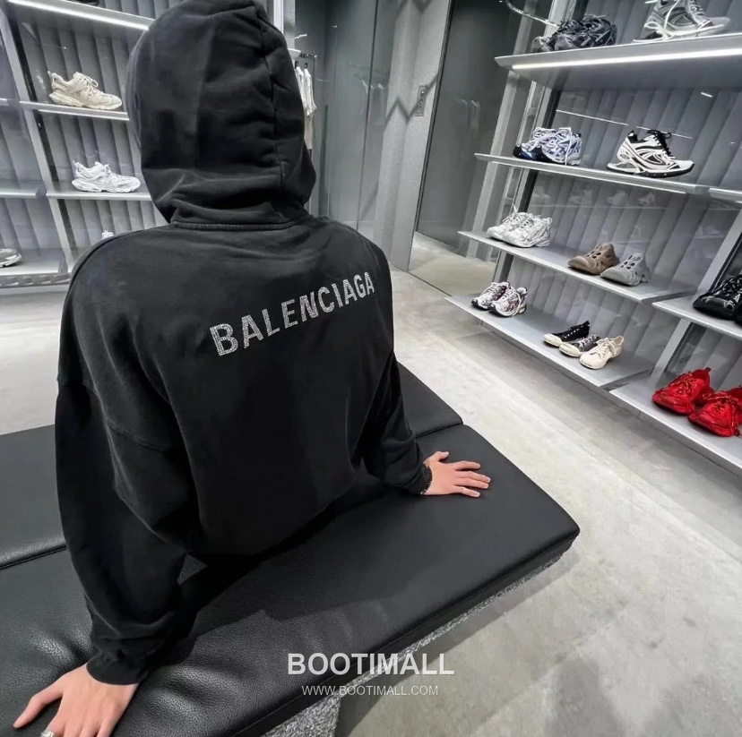 Balenciaga Distressed Rhinestone Logo Hoodie Black 발렌시아가 디스트레스드 라인스톤 로고 후드티 블랙 22052 7