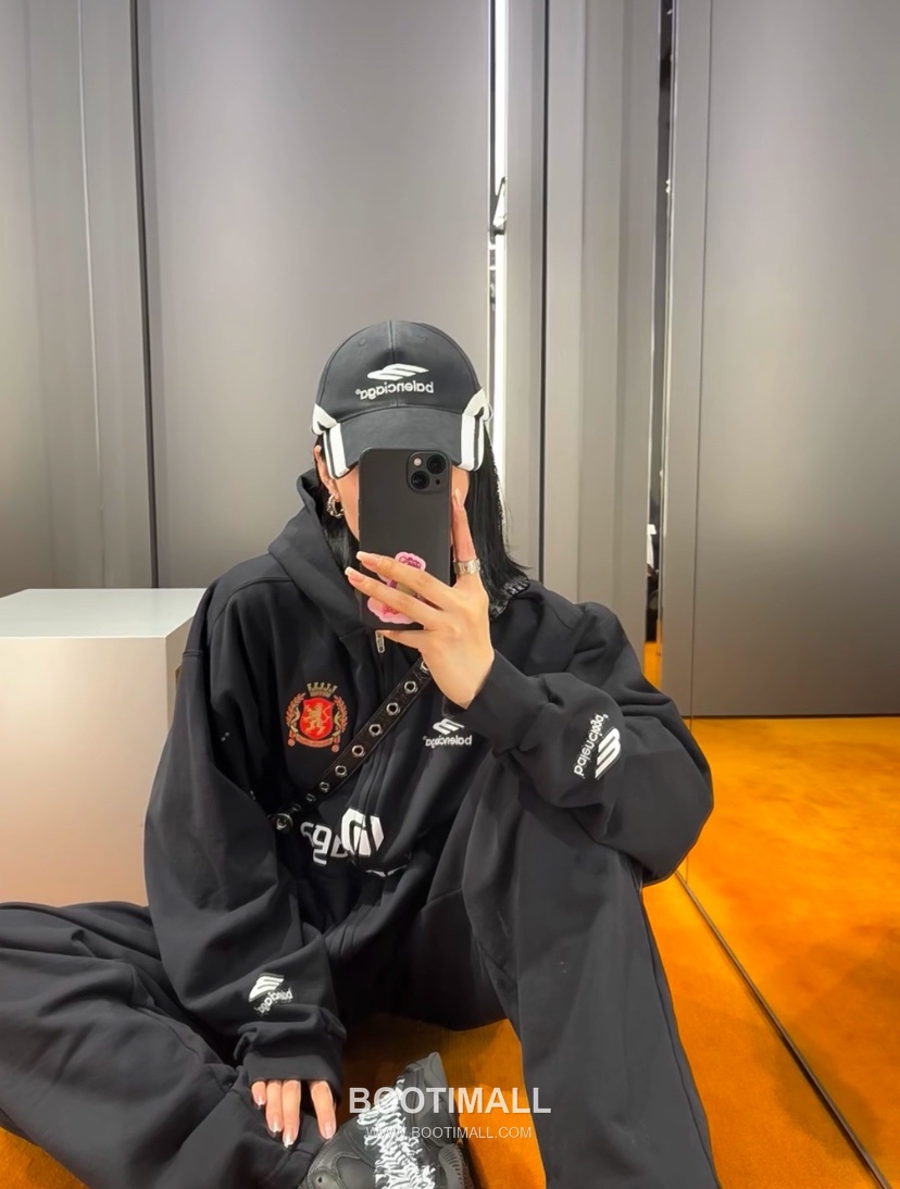 Balenciaga X Manchester United Football Embroidery Zip-Up Hoodie Black 발렌시아가 맨체스터 유나이티드 풋볼 자수 집업 후디 블랙 1678 5