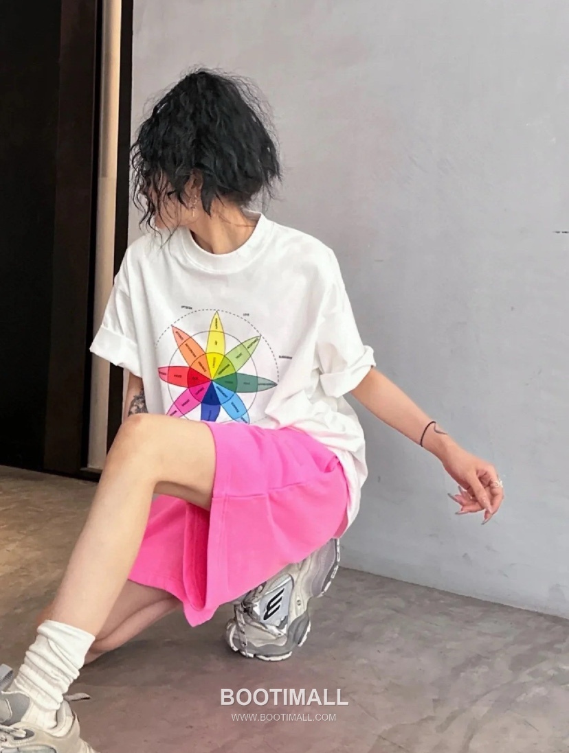 Balenciaga Rainbow Compass Print Cotton T-Shirt White 발렌시아가 레인보우 컴퍼스 프린트 코튼 티셔츠 화이트 31067 3