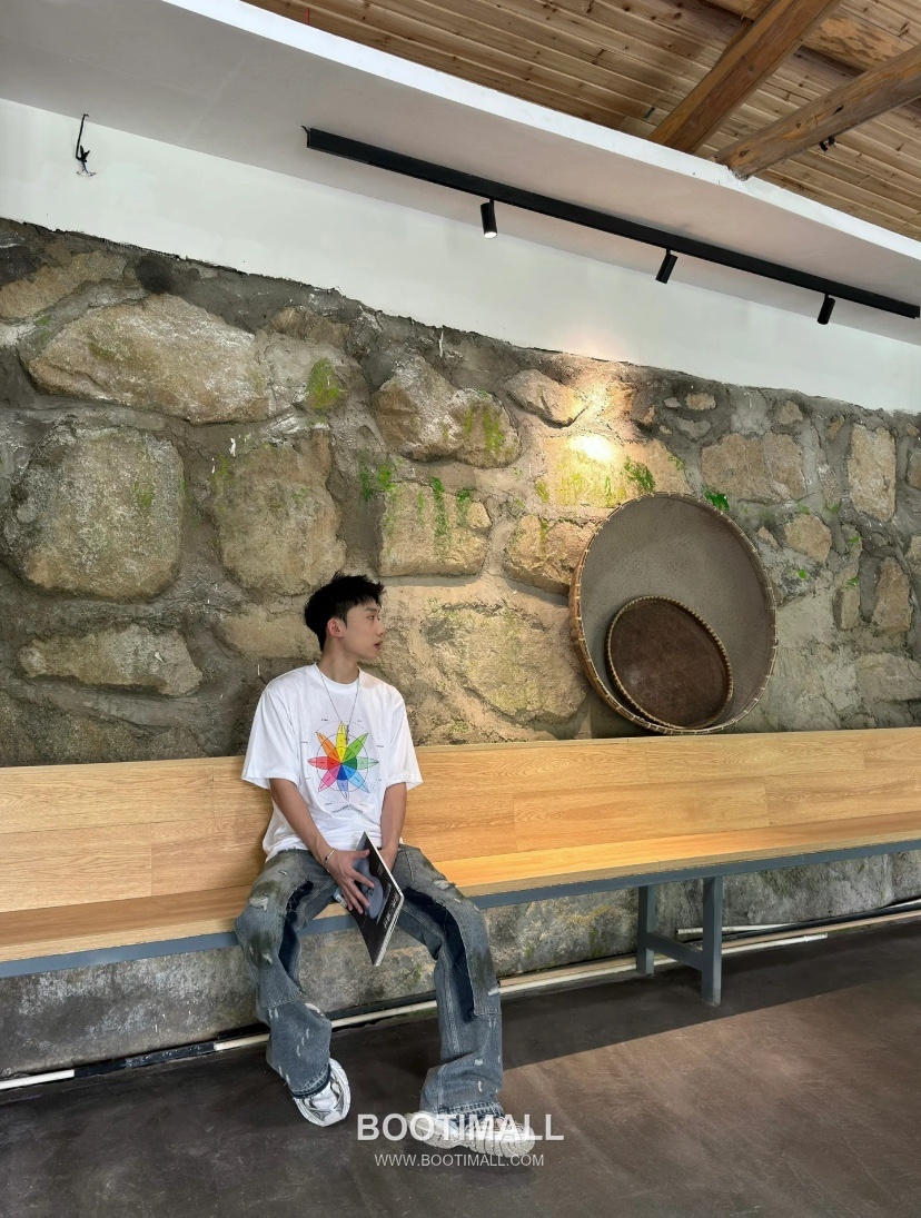 Balenciaga Rainbow Compass Print Cotton T-Shirt White 발렌시아가 레인보우 컴퍼스 프린트 코튼 티셔츠 화이트 31067 4