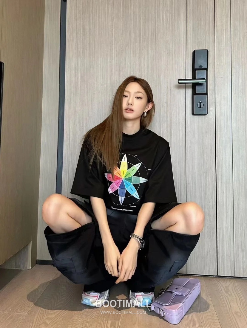 Balenciaga Rainbow Compass Print Cotton T-Shirt White 발렌시아가 레인보우 컴퍼스 프린트 코튼 티셔츠 화이트 31067 9