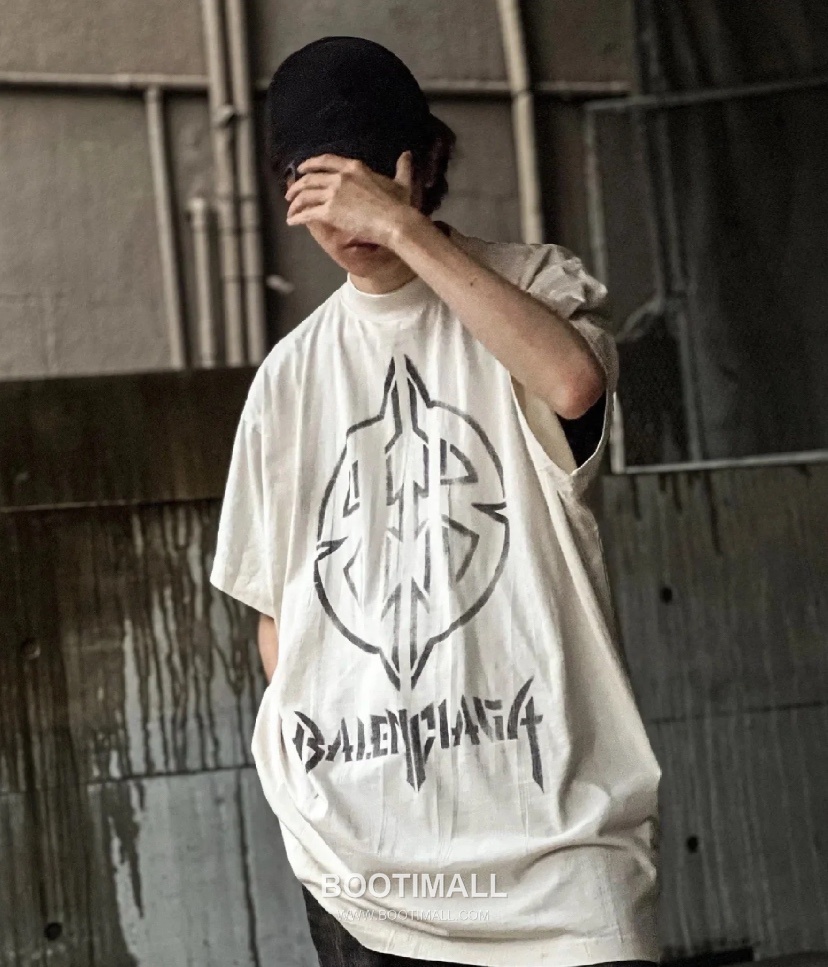 Balenciaga Metal Rock Shield Hand-Painted Round Neck Short Sleeve T-Shirt White 발렌시아가 메탈 록 쉴드 핸드페인티드 라운드넥 반팔 티셔츠 화이트 31065 1