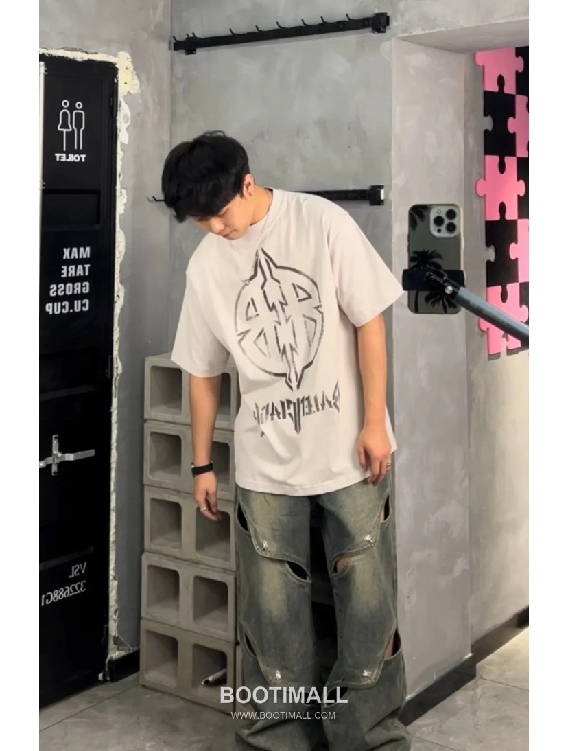 Balenciaga Metal Rock Shield Hand-Painted Round Neck Short Sleeve T-Shirt White 발렌시아가 메탈 록 쉴드 핸드페인티드 라운드넥 반팔 티셔츠 화이트 31065 3