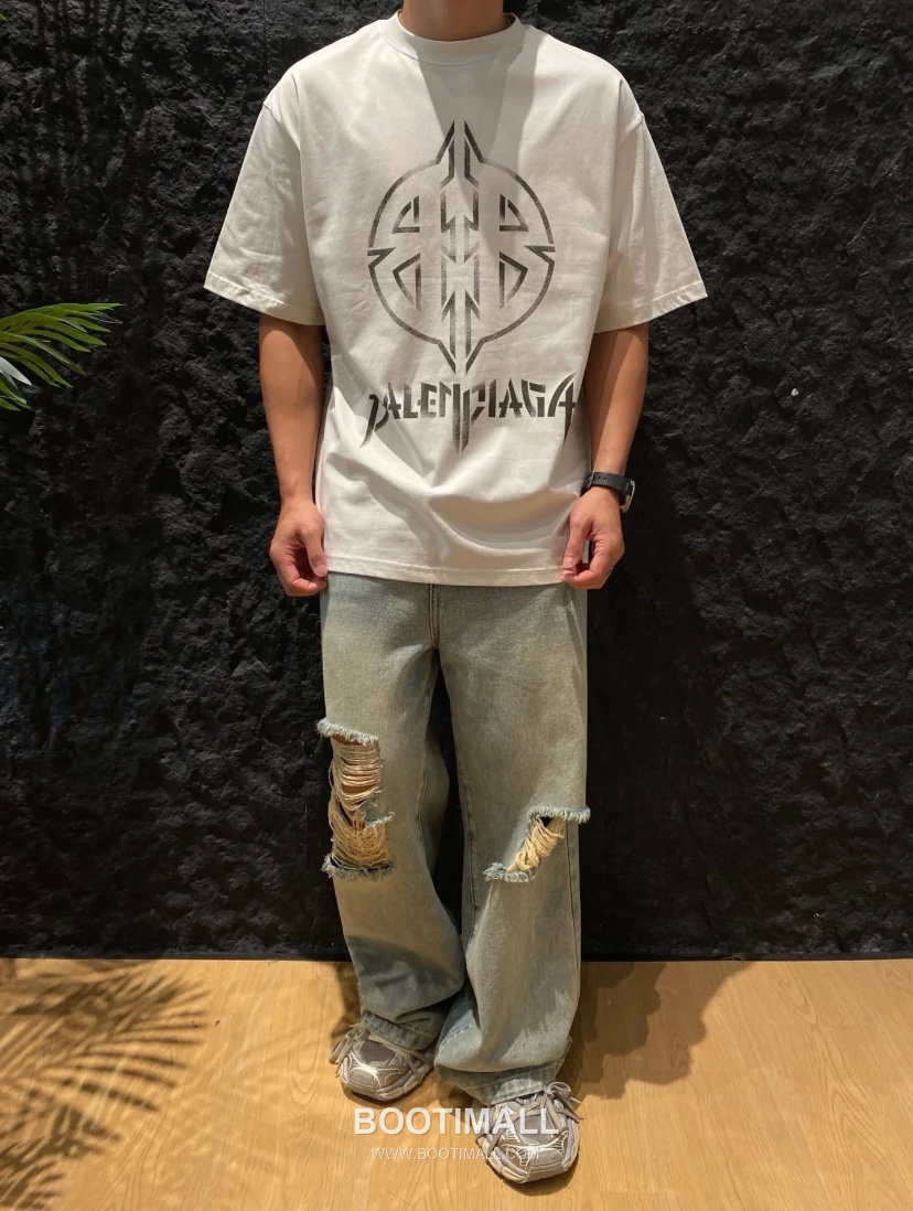 Balenciaga Metal Rock Shield Hand-Painted Round Neck Short Sleeve T-Shirt White 발렌시아가 메탈 록 쉴드 핸드페인티드 라운드넥 반팔 티셔츠 화이트 31065 4