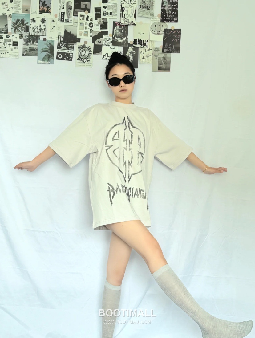 Balenciaga Metal Rock Shield Hand-Painted Round Neck Short Sleeve T-Shirt White 발렌시아가 메탈 록 쉴드 핸드페인티드 라운드넥 반팔 티셔츠 화이트 31065 5