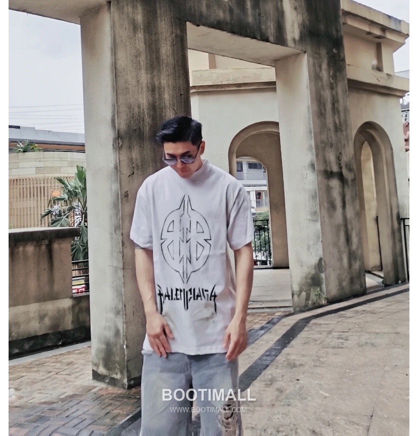 Balenciaga Metal Rock Shield Hand-Painted Round Neck Short Sleeve T-Shirt White 발렌시아가 메탈 록 쉴드 핸드페인티드 라운드넥 반팔 티셔츠 화이트 31065 6