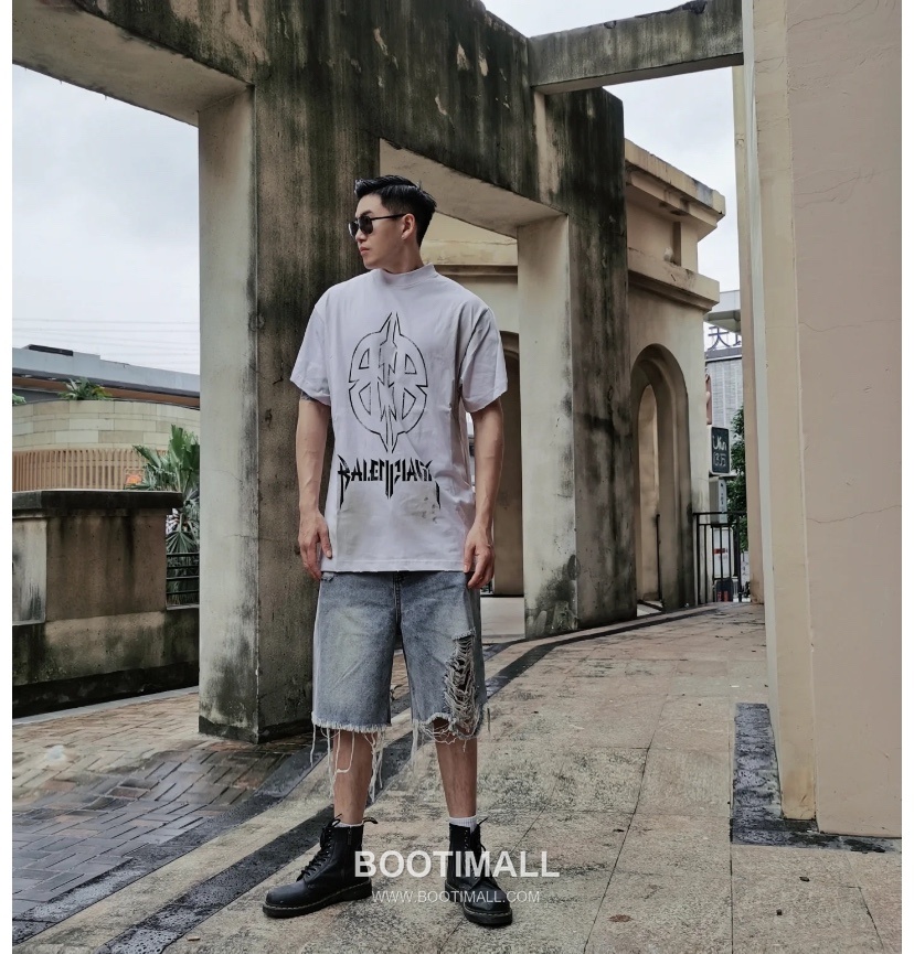 Balenciaga Metal Rock Shield Hand-Painted Round Neck Short Sleeve T-Shirt White 발렌시아가 메탈 록 쉴드 핸드페인티드 라운드넥 반팔 티셔츠 화이트 31065 7