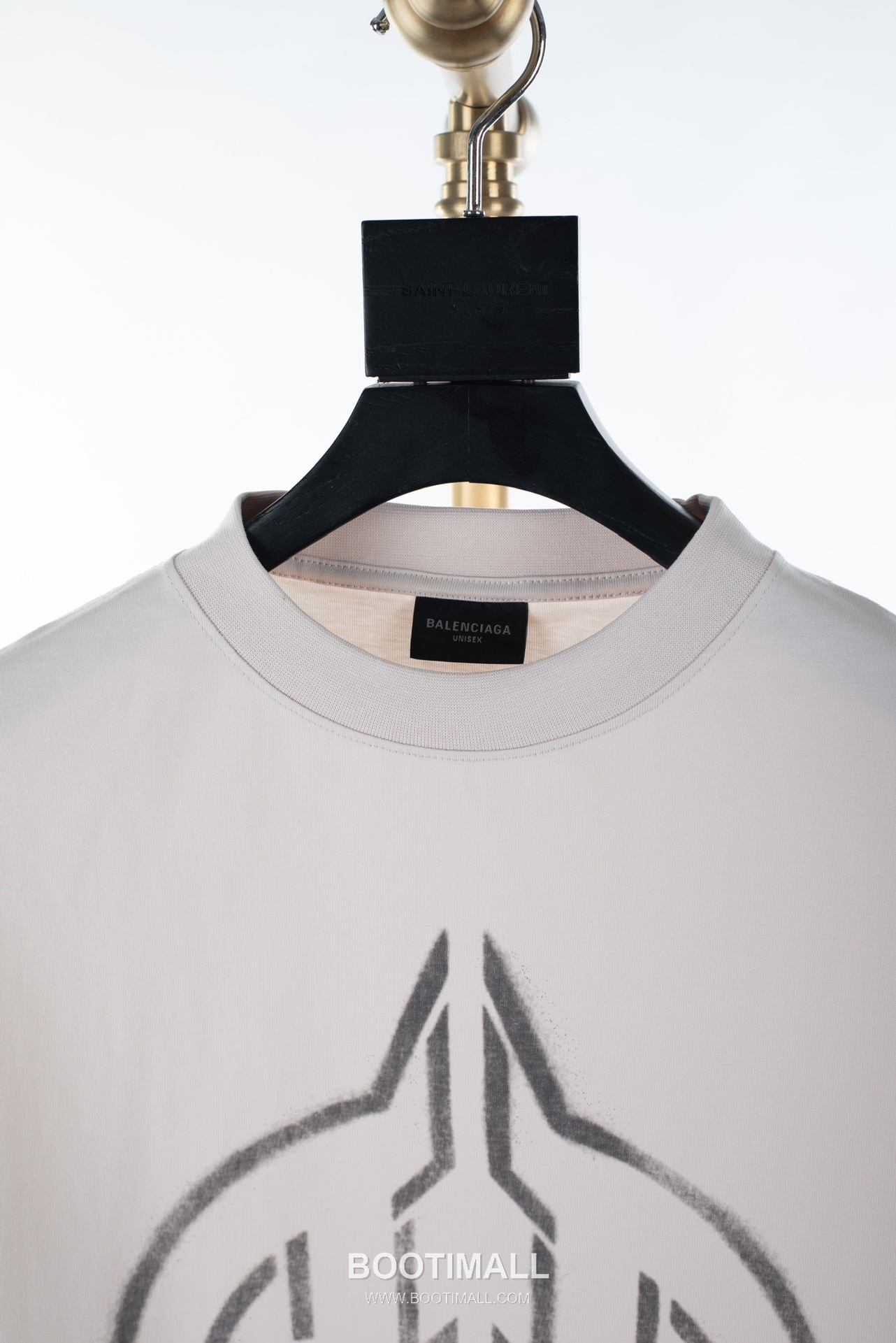 Balenciaga Metal Rock Shield Hand-Painted Round Neck Short Sleeve T-Shirt White 발렌시아가 메탈 록 쉴드 핸드페인티드 라운드넥 반팔 티셔츠 화이트 31065 11