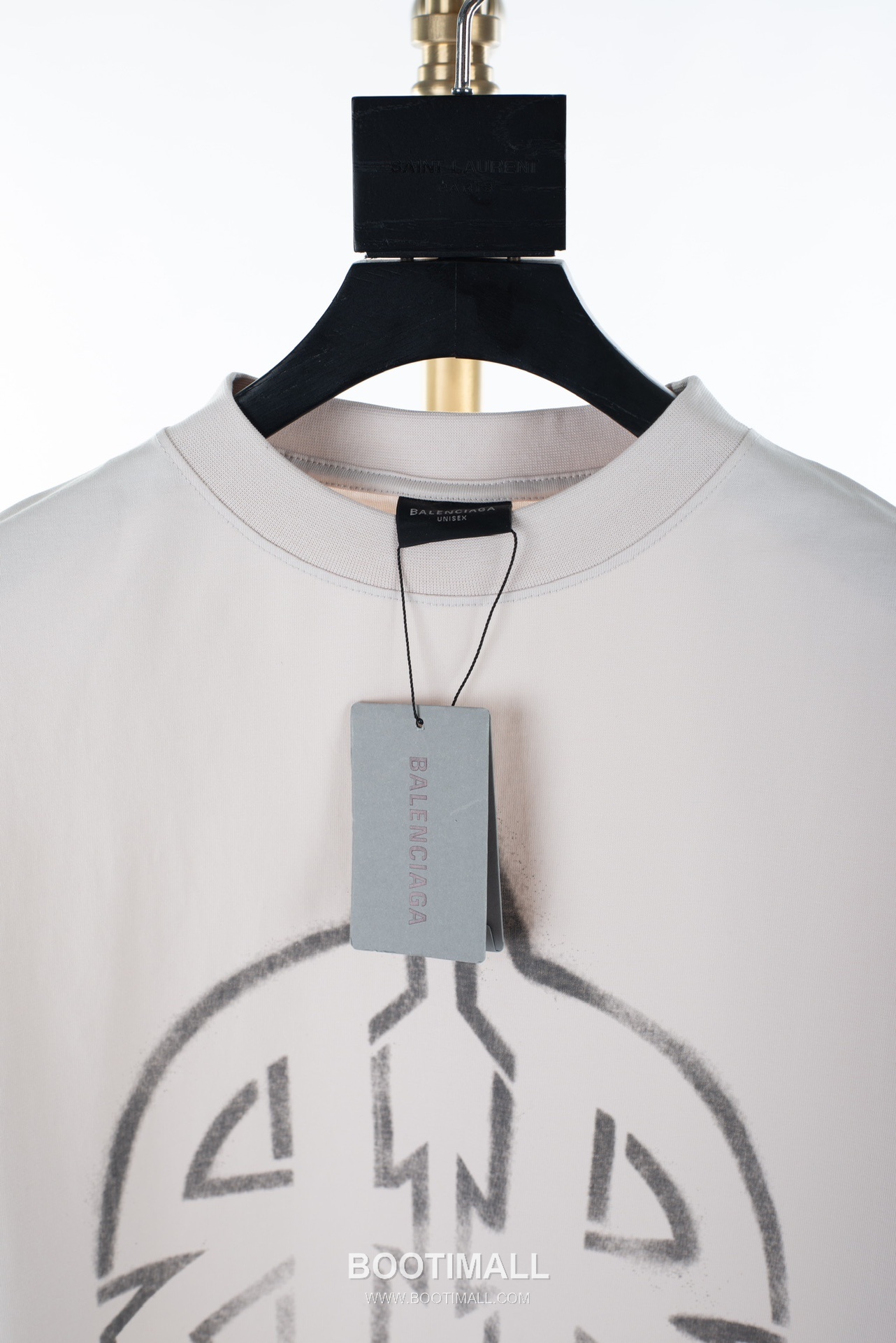 Balenciaga Metal Rock Shield Hand-Painted Round Neck Short Sleeve T-Shirt White 발렌시아가 메탈 록 쉴드 핸드페인티드 라운드넥 반팔 티셔츠 화이트 31065 12