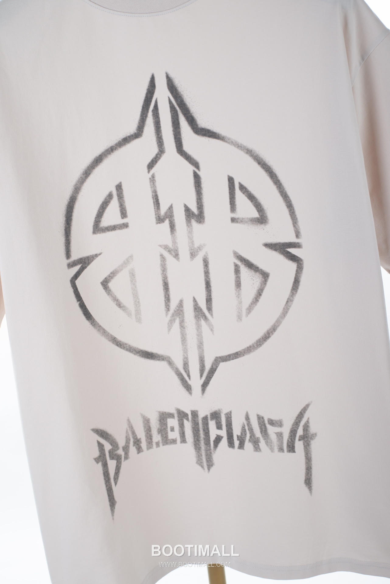 Balenciaga Metal Rock Shield Hand-Painted Round Neck Short Sleeve T-Shirt White 발렌시아가 메탈 록 쉴드 핸드페인티드 라운드넥 반팔 티셔츠 화이트 31065 13