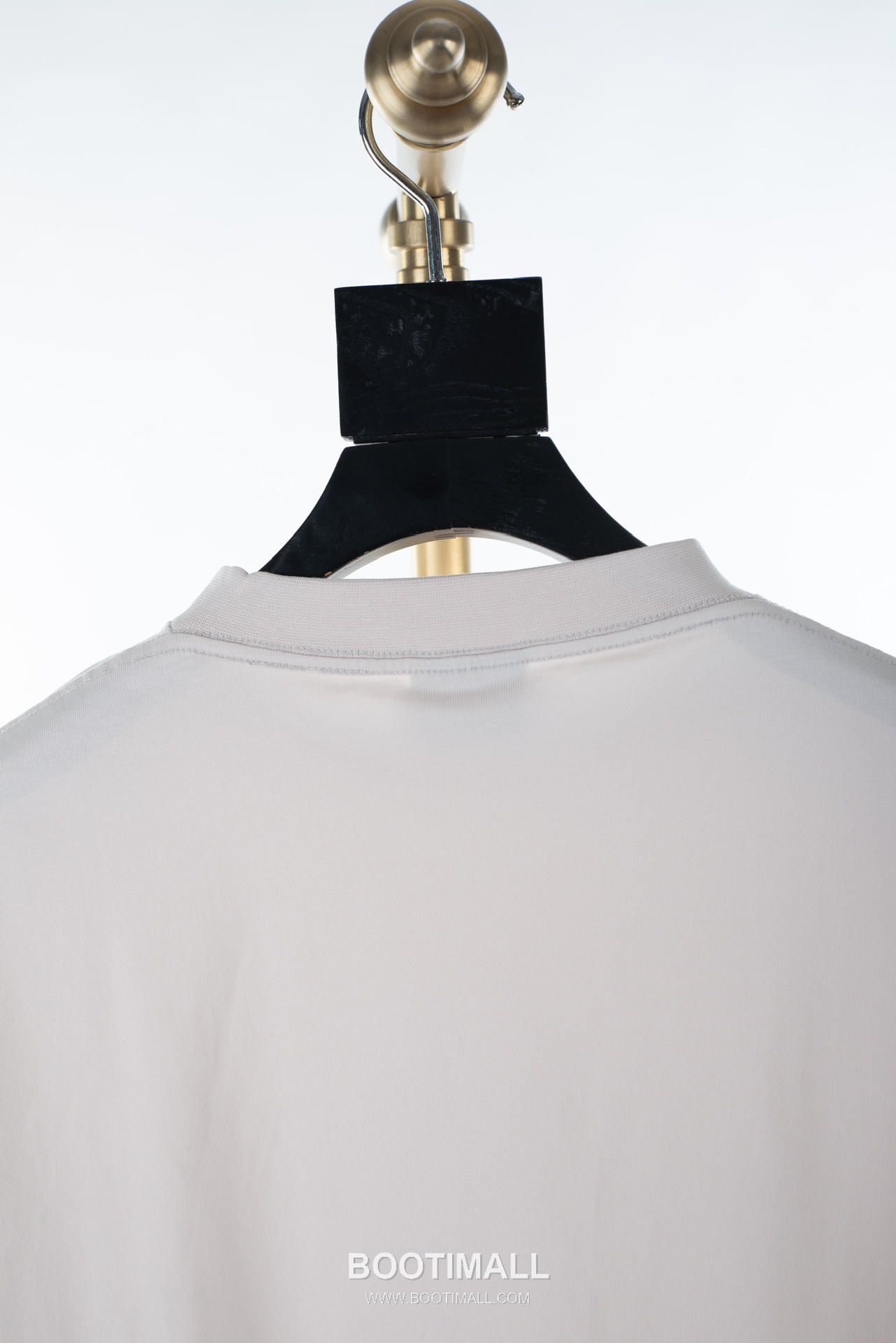 Balenciaga Metal Rock Shield Hand-Painted Round Neck Short Sleeve T-Shirt White 발렌시아가 메탈 록 쉴드 핸드페인티드 라운드넥 반팔 티셔츠 화이트 31065 14