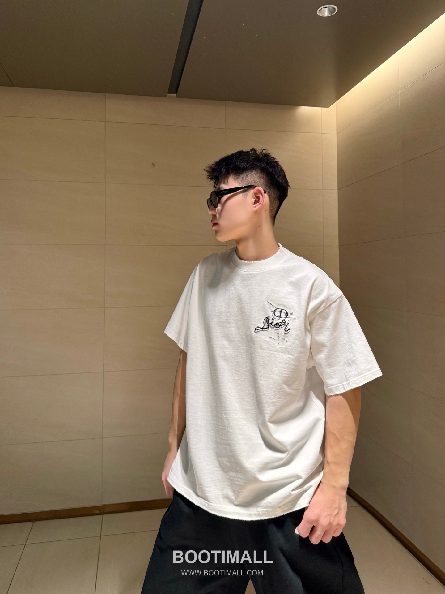 Dior Embroidered Logo Cotton Short Sleeve T-Shirt Black White 디올 엠브로이더드 로고 코튼 반소매 티셔츠 블랙 화이트 1