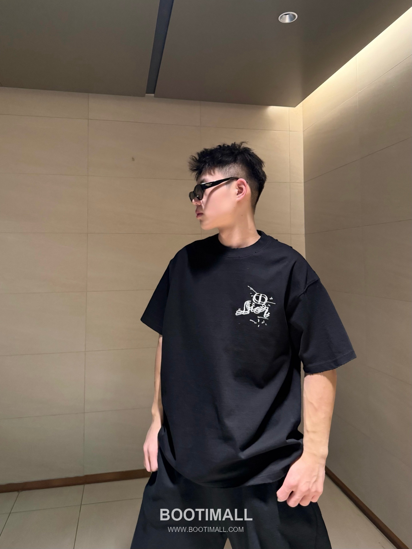 Dior Embroidered Logo Cotton Short Sleeve T-Shirt Black White 디올 엠브로이더드 로고 코튼 반소매 티셔츠 블랙 화이트 1