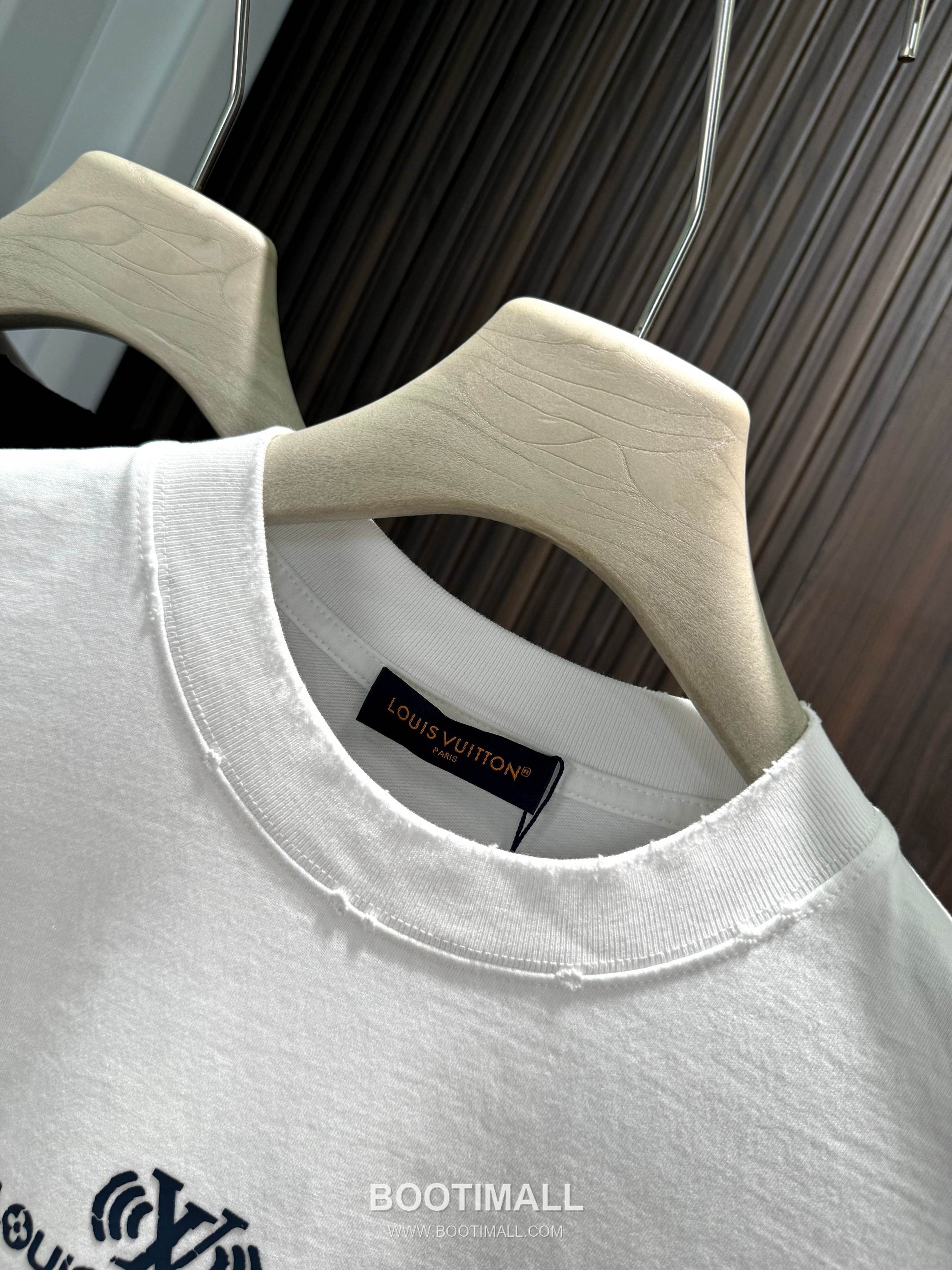 Louis Vuitton 2026 SS Logo 3D Cotton Short Sleeve T-Shirt 루이비통 2026 SS 로고 3D 코튼 반팔 티셔츠 6