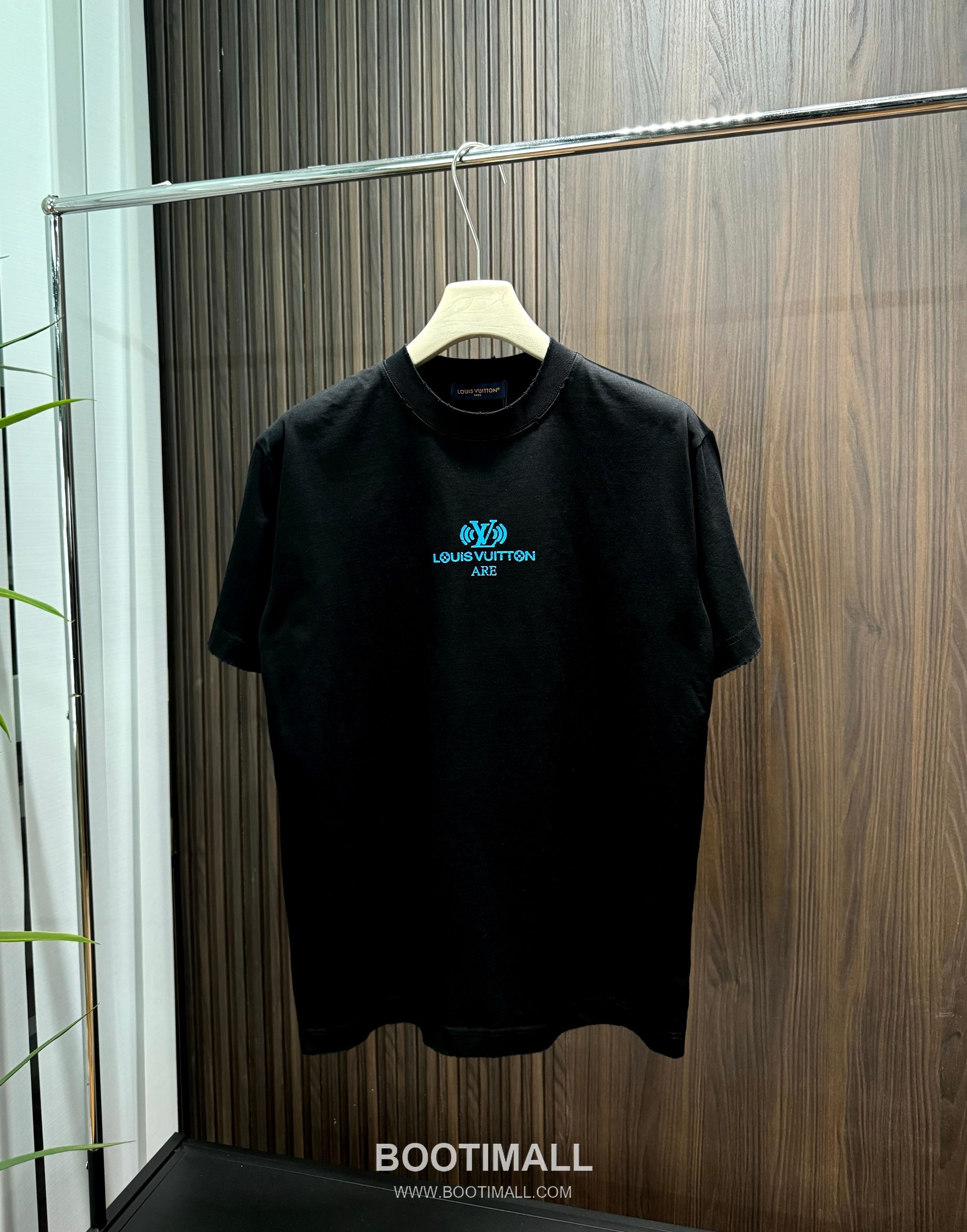 Louis Vuitton 2026 SS Logo 3D Cotton Short Sleeve T-Shirt 루이비통 2026 SS 로고 3D 코튼 반팔 티셔츠 1