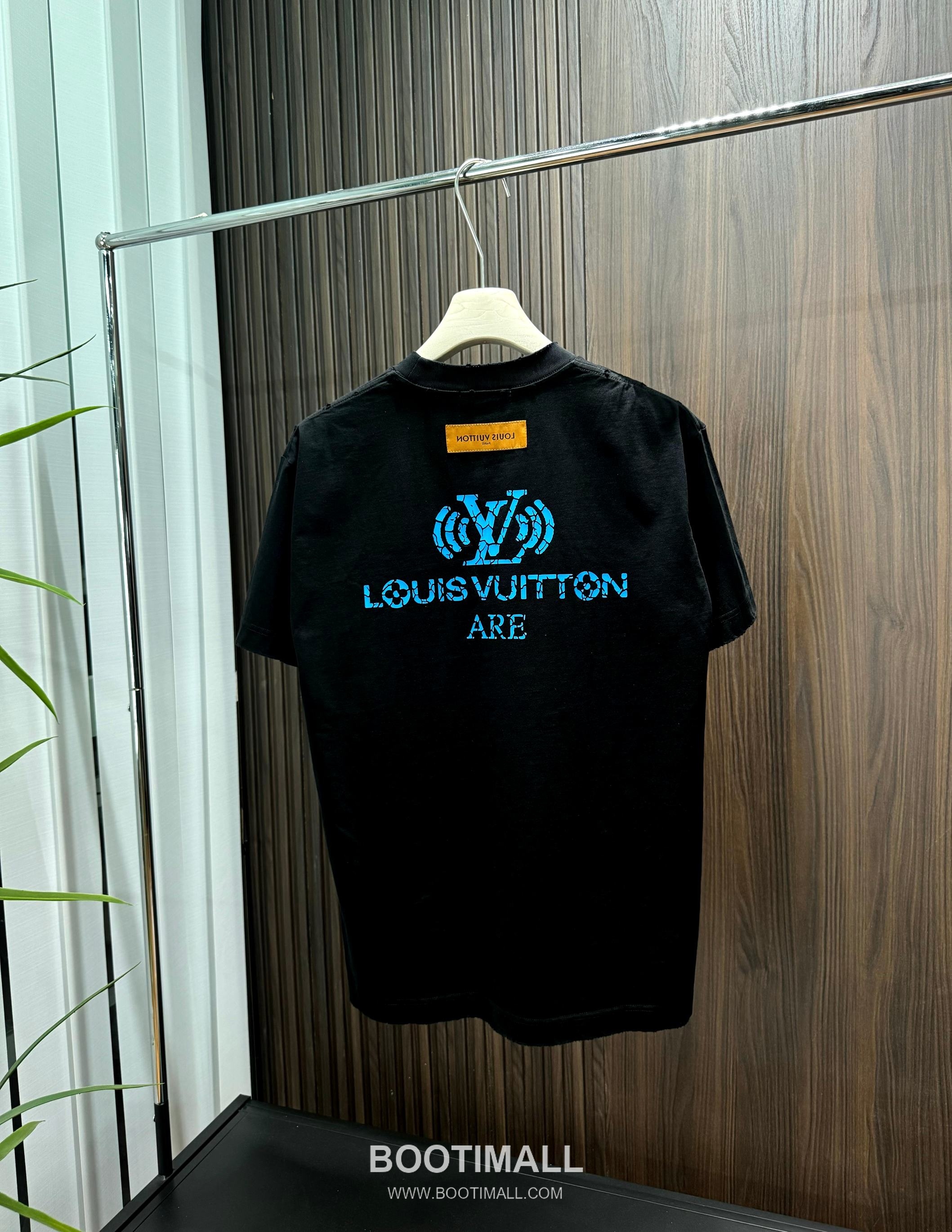 Louis Vuitton 2026 SS Logo 3D Cotton Short Sleeve T-Shirt 루이비통 2026 SS 로고 3D 코튼 반팔 티셔츠 2