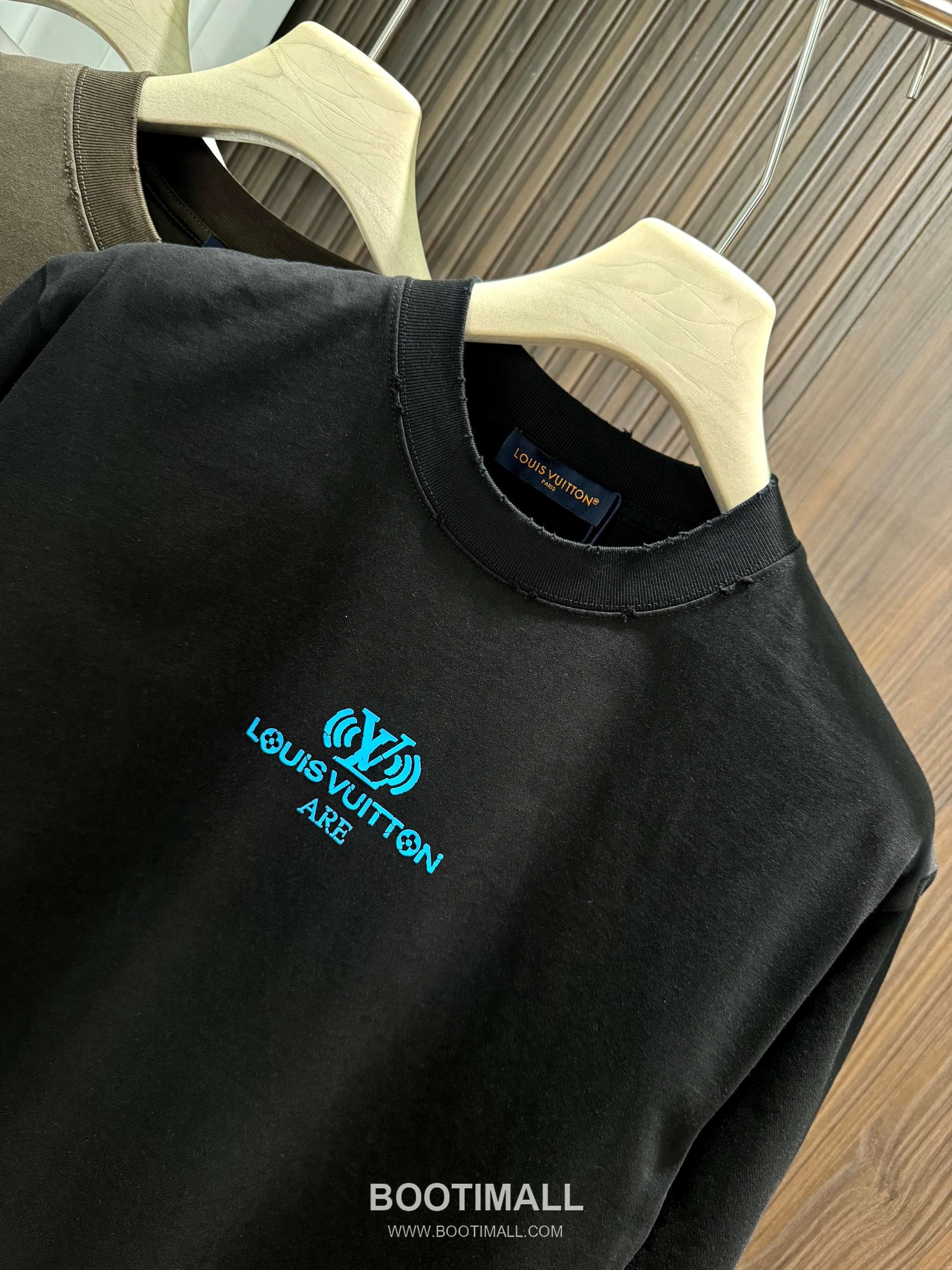 Louis Vuitton 2026 SS Logo 3D Cotton Short Sleeve T-Shirt 루이비통 2026 SS 로고 3D 코튼 반팔 티셔츠 4