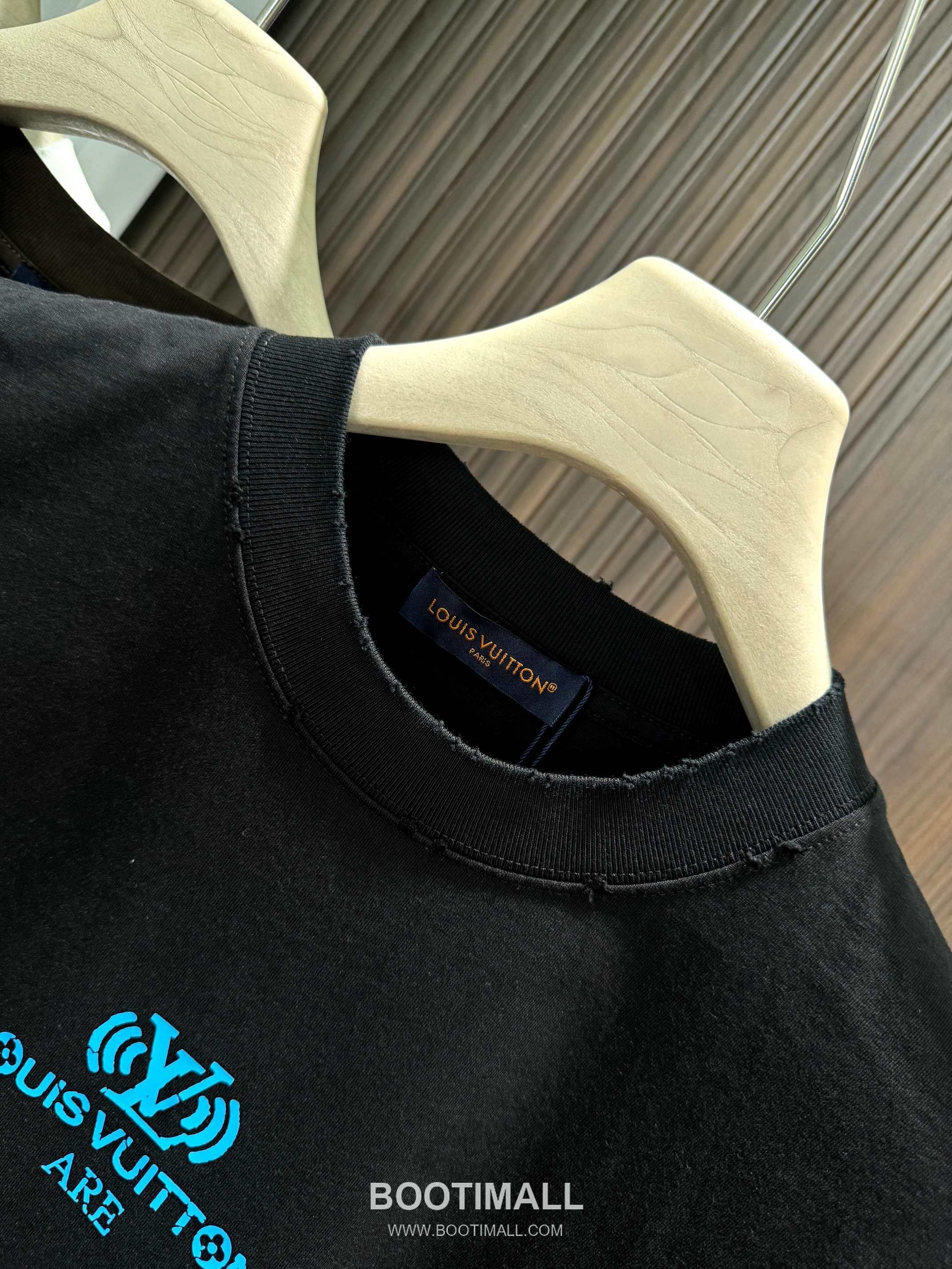 Louis Vuitton 2026 SS Logo 3D Cotton Short Sleeve T-Shirt 루이비통 2026 SS 로고 3D 코튼 반팔 티셔츠 5