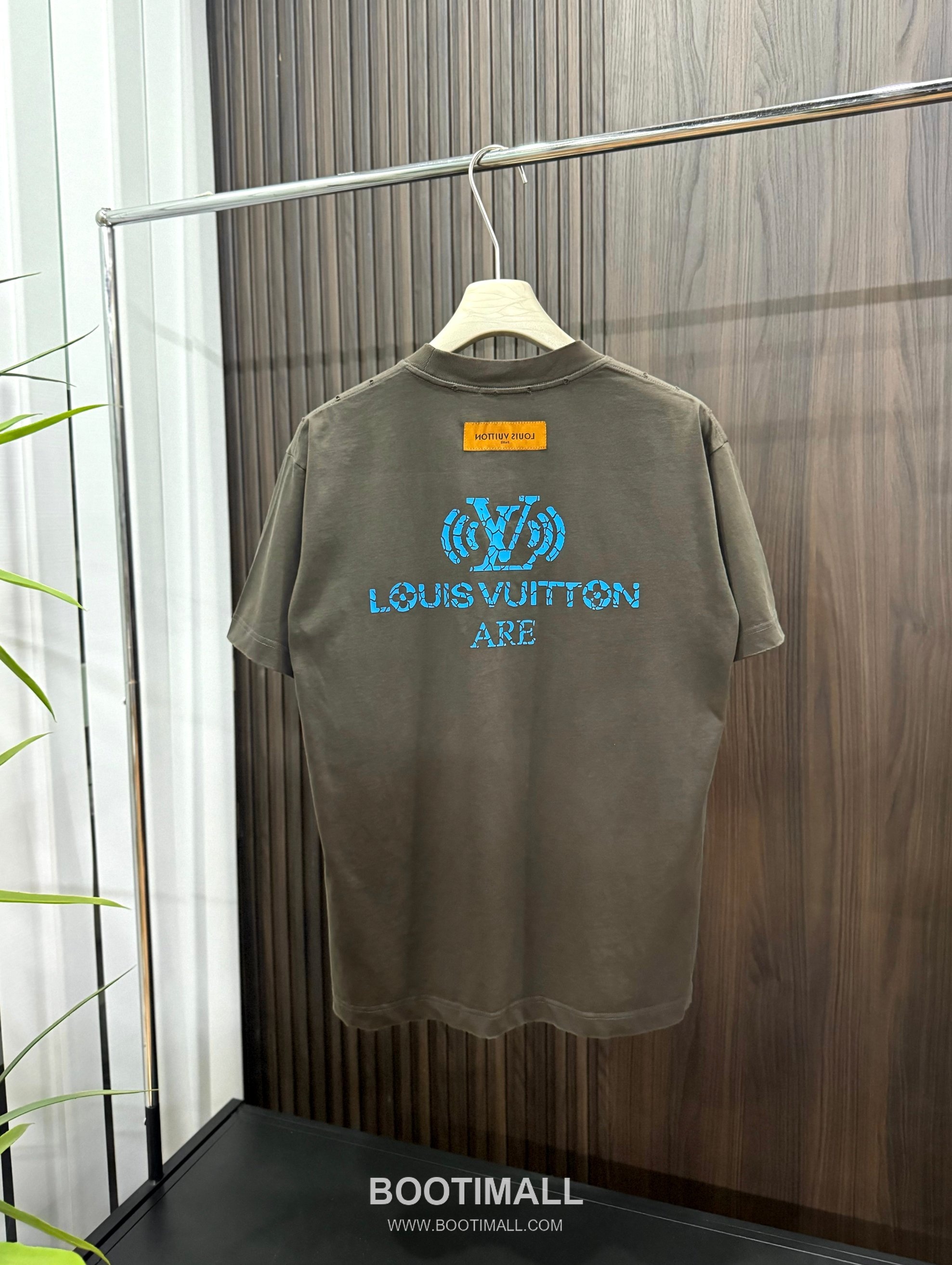 Louis Vuitton 2026 SS Logo 3D Cotton Short Sleeve T-Shirt 루이비통 2026 SS 로고 3D 코튼 반팔 티셔츠 2