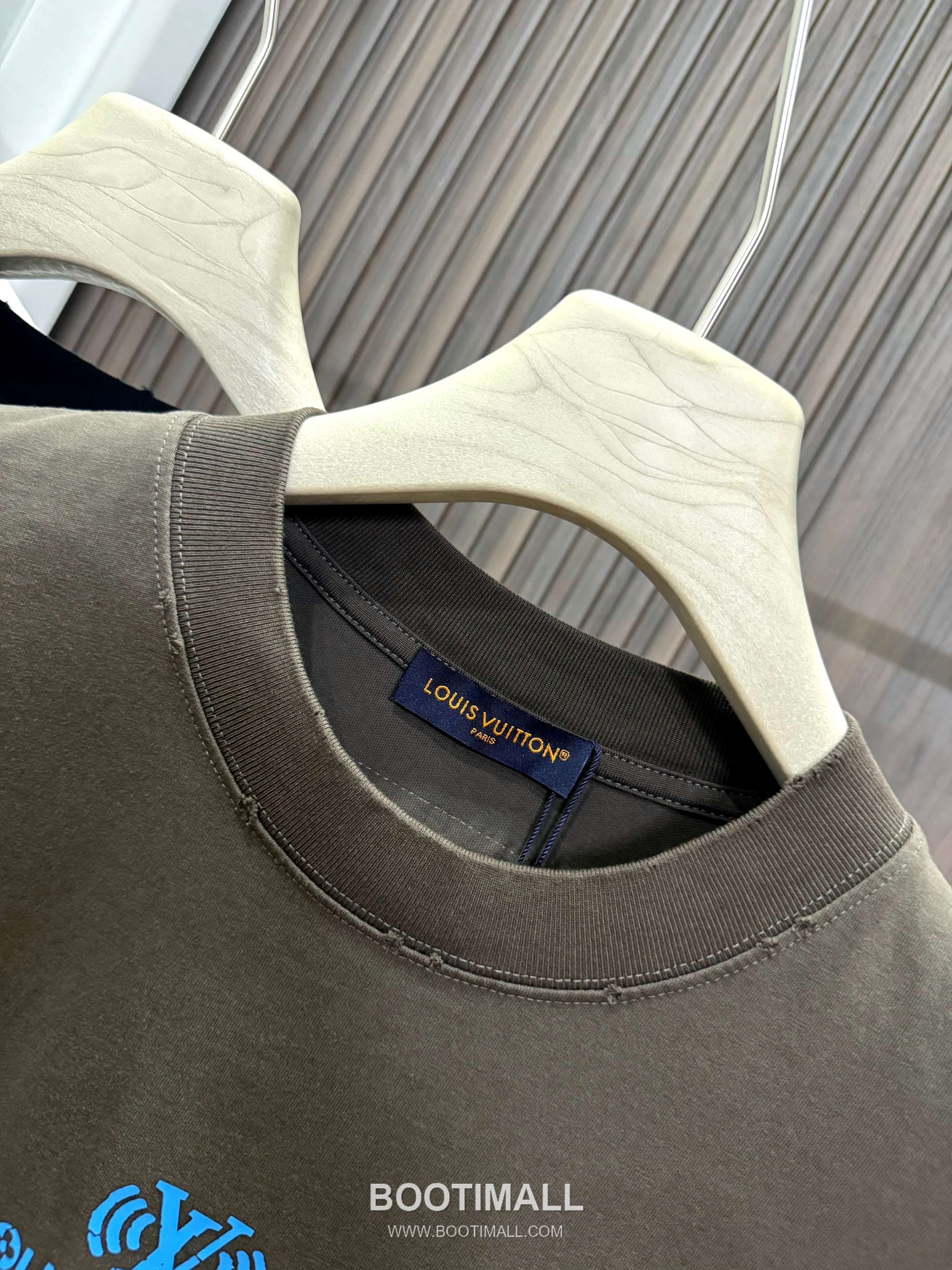 Louis Vuitton 2026 SS Logo 3D Cotton Short Sleeve T-Shirt 루이비통 2026 SS 로고 3D 코튼 반팔 티셔츠 5