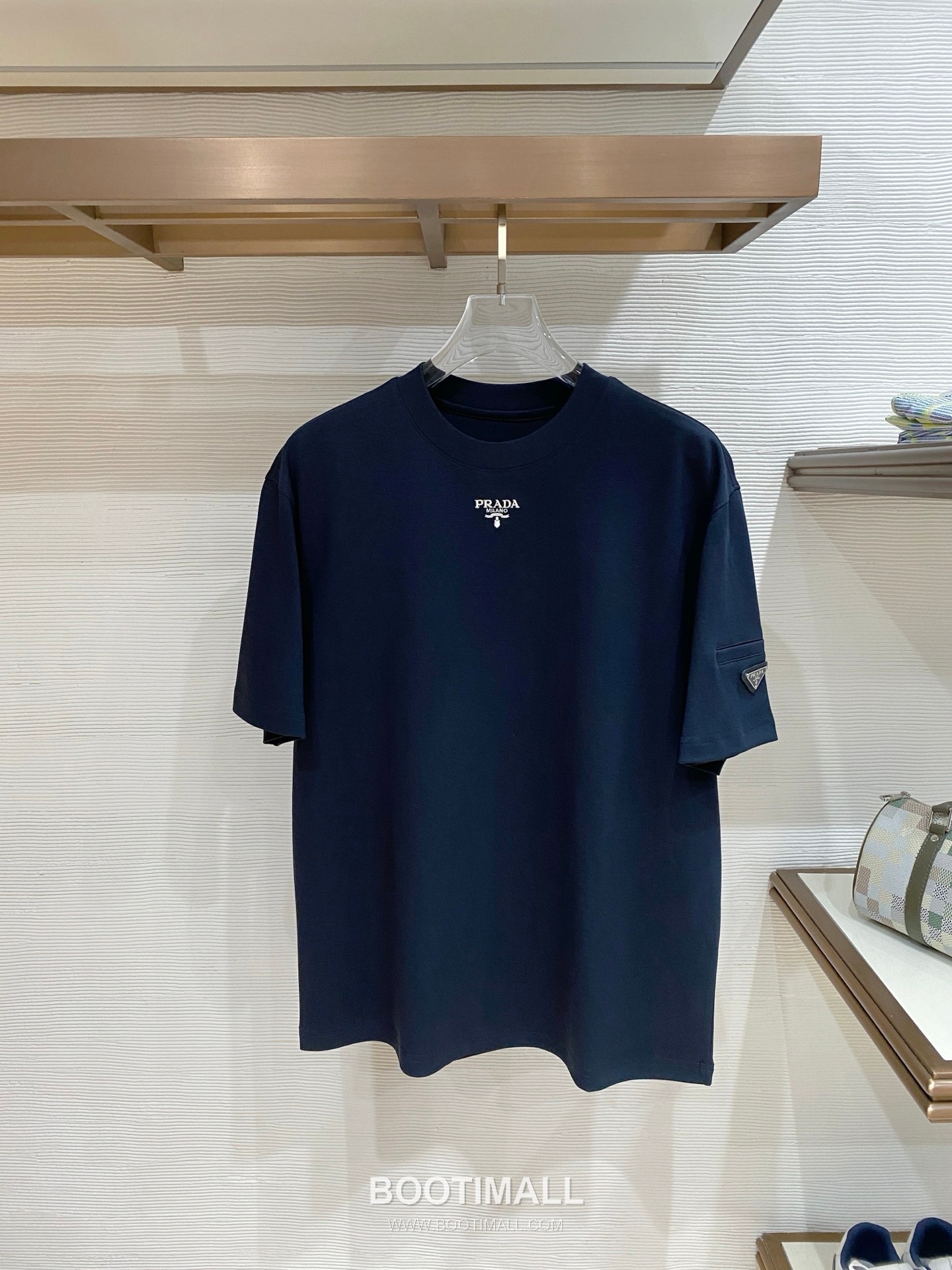 Prada Logo Cotton T-Shirt Black White 프라다 로고 코튼 티셔츠 블랙 화이트 1