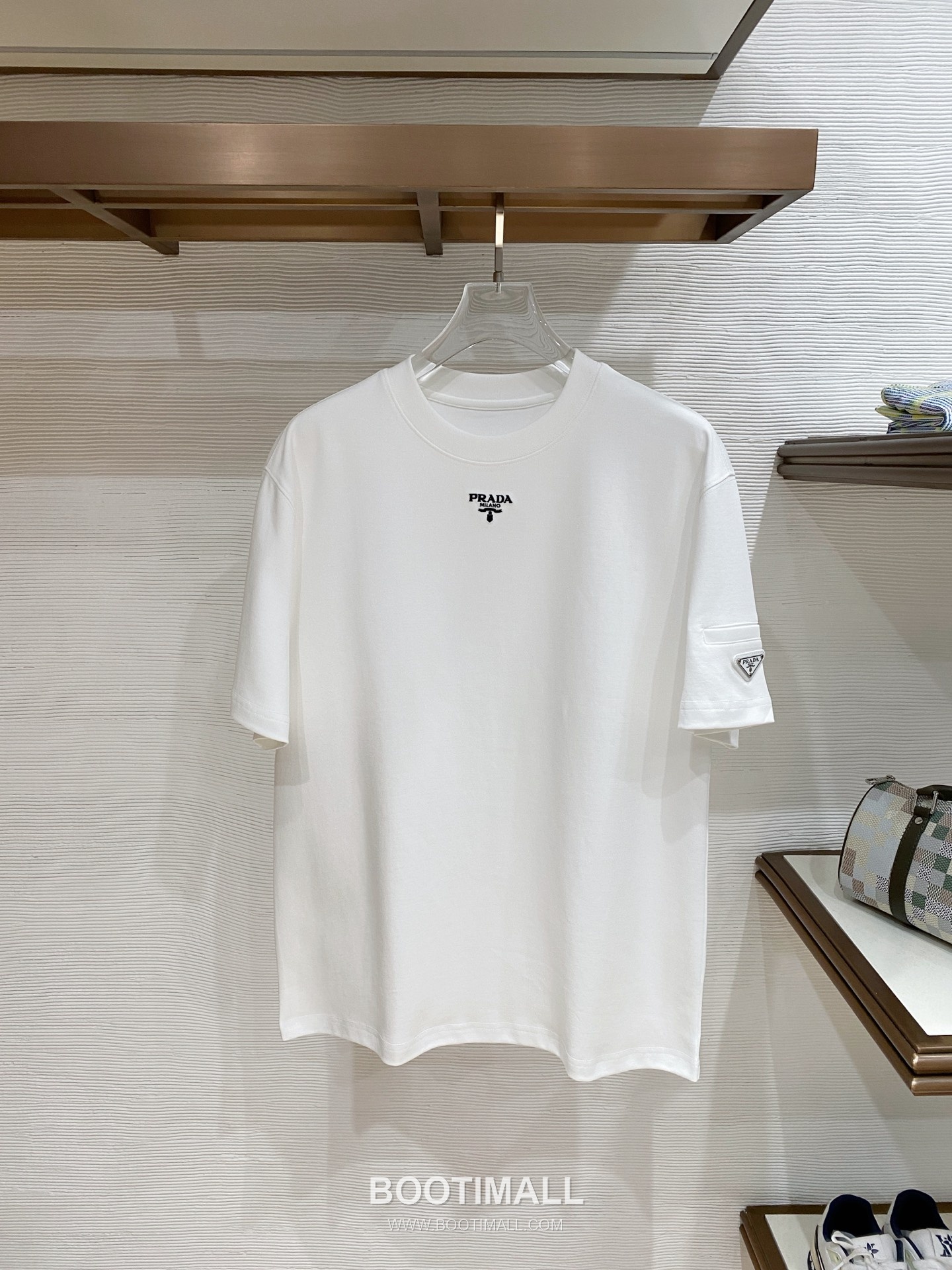 Prada Logo Cotton T-Shirt Black White 프라다 로고 코튼 티셔츠 블랙 화이트 1