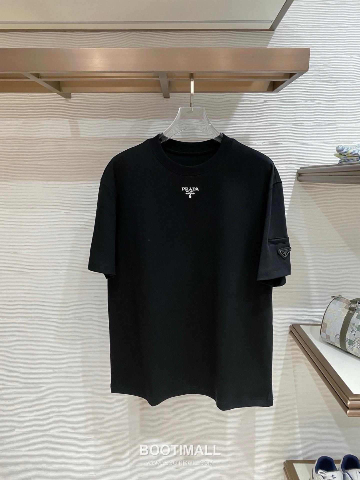 Prada Logo Cotton T-Shirt Black White 프라다 로고 코튼 티셔츠 블랙 화이트 1
