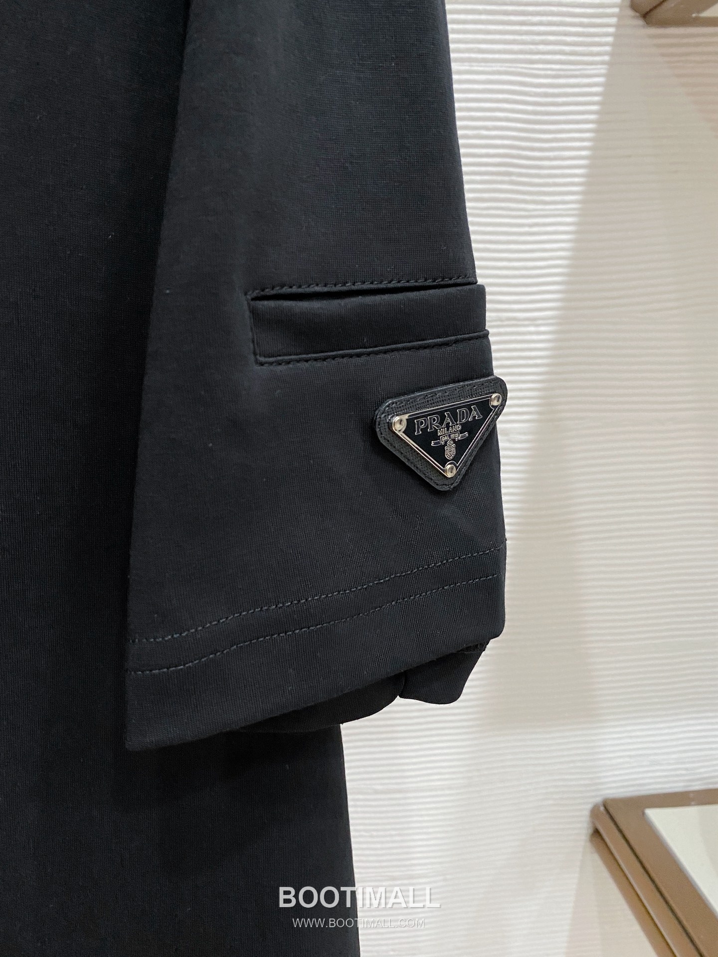 Prada Logo Cotton T-Shirt Black White 프라다 로고 코튼 티셔츠 블랙 화이트 5