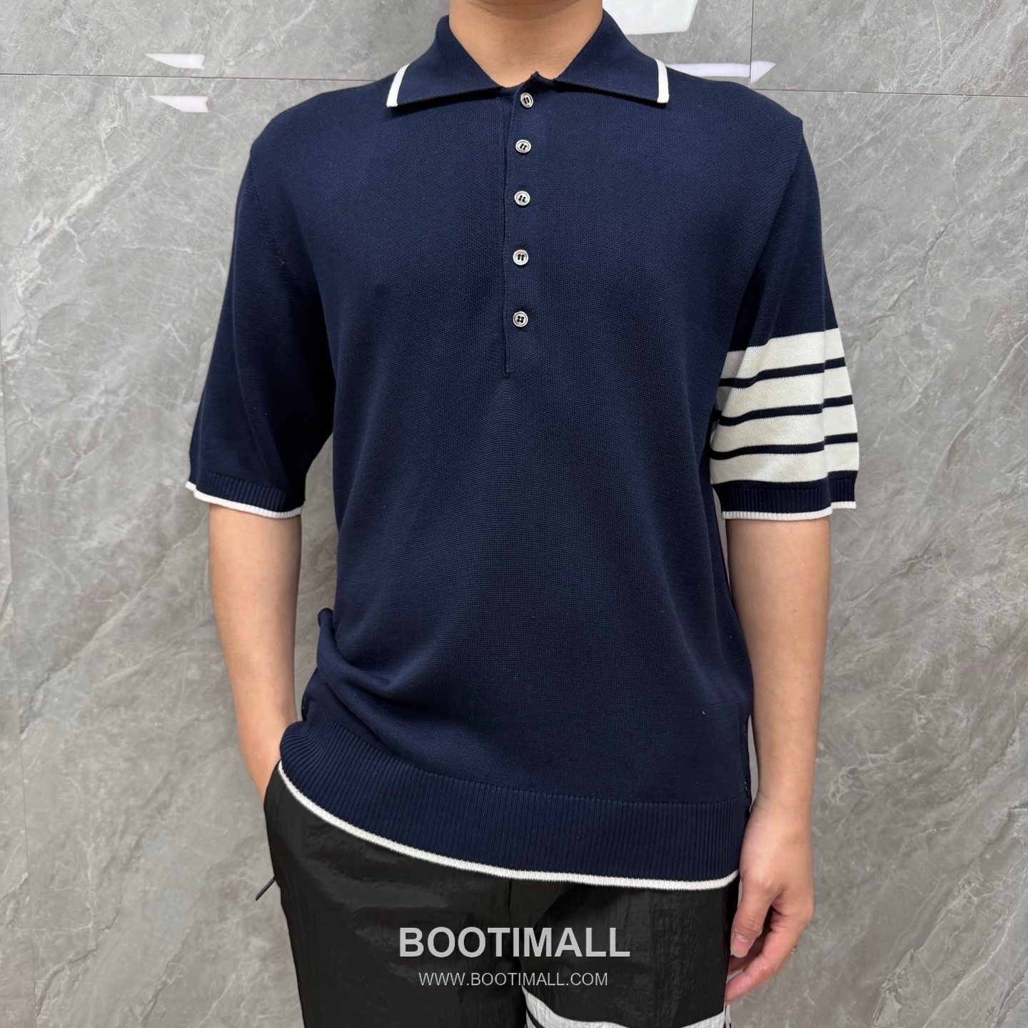 Thom Browne Four-Stripe Silk Short Sleeve Polo Shirt Mulberry Silk, Cotton Blend Gray, Navy, Blue, Mint Green Polo Shirt 4- 바 실크 반팔 폴로 셔츠 상급 실크, 코튼 혼방 그레이, 네이비, 블루, 민트 그린 폴로 셔츠 4